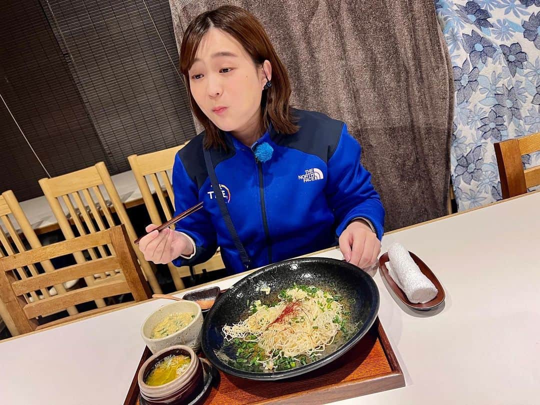 篠原梨菜さんのインスタグラム写真 - (篠原梨菜Instagram)「#朝5時の美味time 東京・新中野駅近く ここから屋！ 24時間対応、完全予約制でメニューがありません。お客さんの要望や好きな食材・シチュエーション・予算などに合わせて料理を作って頂けます！ わたくし麺料理が大好き。まだまだ朝は寒いので、 予算1200-1600円で「朝から元気が出る麺料理」をお願いすると... 焼き素麺ペペロンチーノ風を😋！ ニラ玉あんにくぐらせてつけ蕎麦スタイルで。しらすと明太子のアヒージョをかけて味変も！ 唐辛子とニンニクが効いた力強い味わいと、玉子の優しさ。しらすの旨み！力が漲る美味しさに感激‼️😋 #早朝グルメ #thetime_tbs #ここから屋 #中野グルメ #メニューのない店 #和風創作料理 #ケータリング #焼き素麺 #tbs」2月24日 9時05分 - shinorinatbs