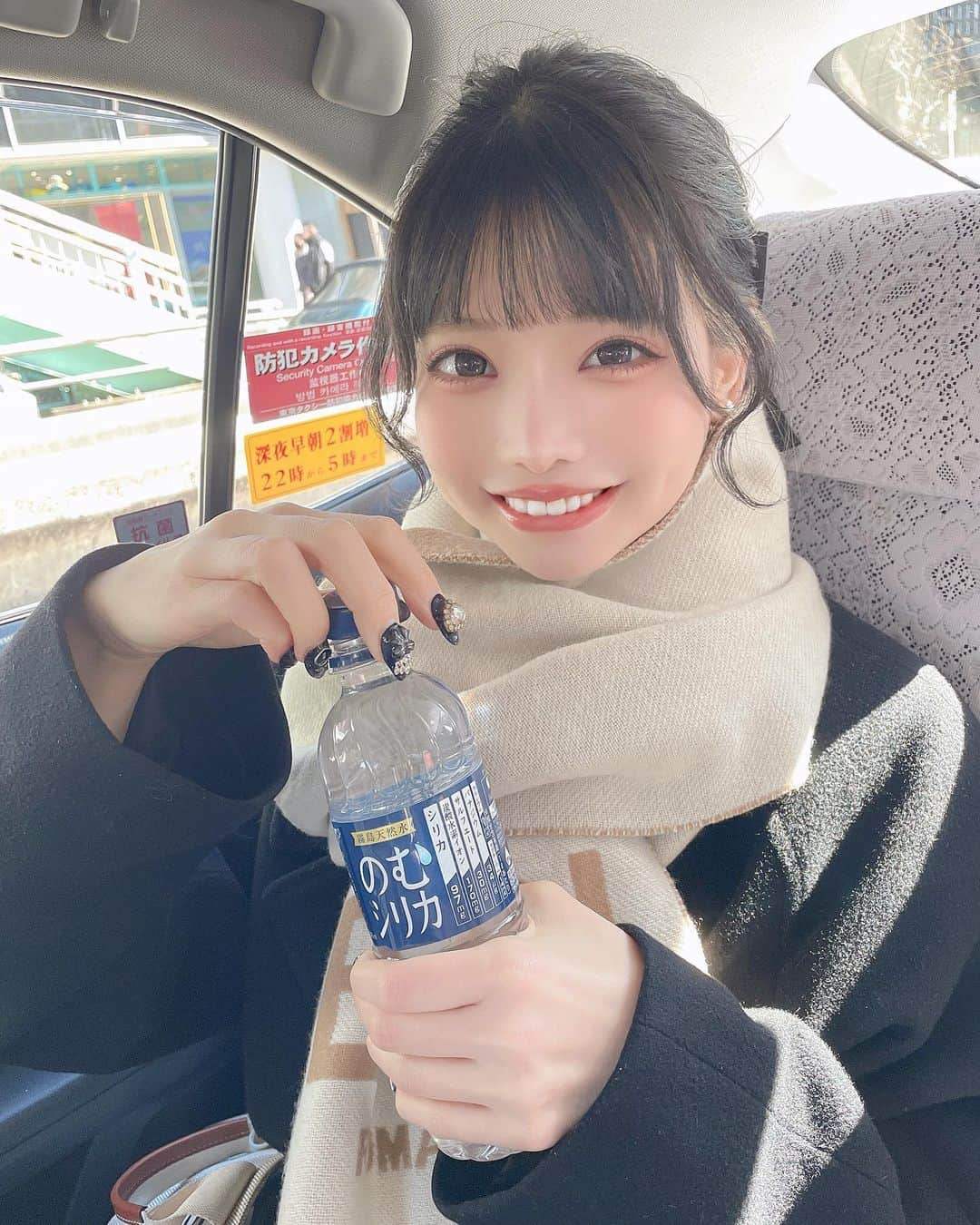 米倉みゆさんのインスタグラム写真 - (米倉みゆInstagram)「お水大好き、お水マイスターです՞ ́o̴̶̷̤ ̫ o̴̶̷̤ ̀ ՞🚰 なみちゃんがタクシーで写真撮ってくれた❤ . . 常にお水持ち歩いてる！ お家でも浄水器つけてるのに ペットボトルのお水買う🛒💭笑 . のむシリカは（ @nomusilica_official ） 中硬水だけど、軟水みたいな飲みやすさでめちゃくちゃすき。 ミネラルをたくさん含んでいるお水を飲むことで、体の中からキレイを目指せると聞いて… お水をたくさん飲んで、健康的な生活を心がけることで肌も綺麗になれるかも (これいちばん重要😘) . . . . . .  #もぐもぐする米倉   #シリカ #シリカ水  #のむシリカ  #supported #美容 #ダイエット #ケイ素 #肌質改善 #美肌 #美活 #美容垢 #美容好きな人と繋がりたい  #美容オタク #美容マニア #美容好き #美味しい #美意識向上 #綺麗になりたい #美女 #美人 #ポニーテール #エクステ #taxi #water  #beauty #japan #japanesegirl #japanese  #kawaii」2月24日 9時49分 - yone__miyu630