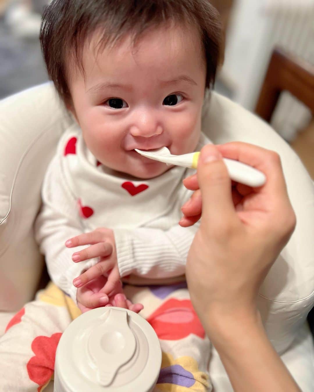鈴木亜美さんのインスタグラム写真 - (鈴木亜美Instagram)「6ヶ月が過ぎ、離乳食がスタートしました❤️ 食べる姿も可愛い😍胸の前に手を持ってくるとことか、女の子やん❤️❤️ まだ寝返りもしないで、ゆっくりゆっくりな成長なので、離乳食も成長に合わせてゆっくりいこうかなと思います‼️ #離乳食 #スタート #6ヶ月 #女の子 #babygirl #ママの写真いらんけど #親バカな姿」2月24日 12時04分 - amiamisuzuki