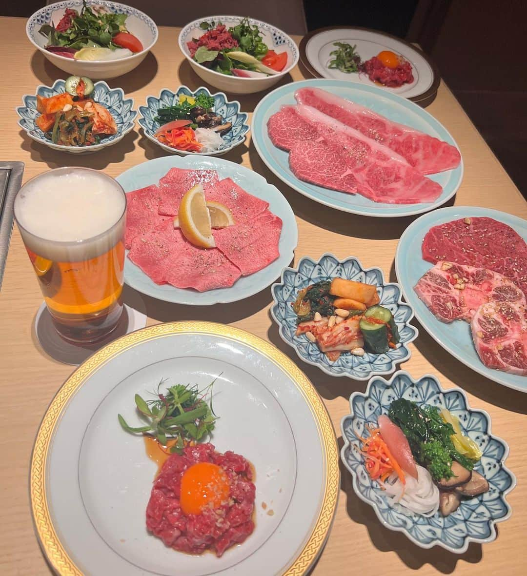 加藤里奈さんのインスタグラム写真 - (加藤里奈Instagram)「⋆  今日はママと贅沢ディナー🍽 雪月花たなかさとる ꒰ @setsugetuka_sakae11219 ꒱ へお邪魔しました♡  肉師たなかさとるさんが考える、最高の和牛を最良の焼肉スタイルで楽しめる ⸜ SATORU TANAKA PRODUCED COURSE ⸝ を予約していただきました🙏🏻  ⌇スペシャルコースメニュー⌇  𓏸キムチ、ナムル盛り 𓏸本日のスペシャリテ(但馬牛のユッケ) 𓏸タン 𓏸特上ロース 𓏸上ひれ 𓏸本日のサラダ 𓏸TANAKA冷麺 𓏸本日のタレ焼き2種と焼き野菜 𓏸ミックスホルモン 𓏸本日のスペシャル 𓏸DOLCE  全13品 ¥10,000  田島牛、松坂牛など  コースを予約した方限定で、サントリービールのマスターズドリームを人数分プレゼントしてくれるんです😭🙏🏻  ということで、ビールもいただきましたが、 喉越し最高、まろやかでとっても美味しいビールでした🍻  そして、SNS投稿特典として、 インスタグラムアカウント ꒰ @tanaka_yakiniku_restaurante ꒱ ꒰ @setugetuka_sakae1121 ꒱ をタグづけると 抽選で10名に田中精肉店で1番人気の焼肉用黒毛和牛を500gプレゼントしてくれるキャンペーンをしてるみたいです♡  #焼肉 #焼肉ディナー #焼肉屋 #焼肉デート #焼肉スタグラム #焼肉好きな人と繋がりたい #焼肉食べたい #栄グルメ #久屋大通グルメ #名古屋グルメ #名駅グルメ #名古屋ランチ #名古屋ディナー #名古屋カフェ #名古屋駅グルメ #名古屋テイクアウト #愛知県 #名古屋」2月24日 12時10分 - katoco0326