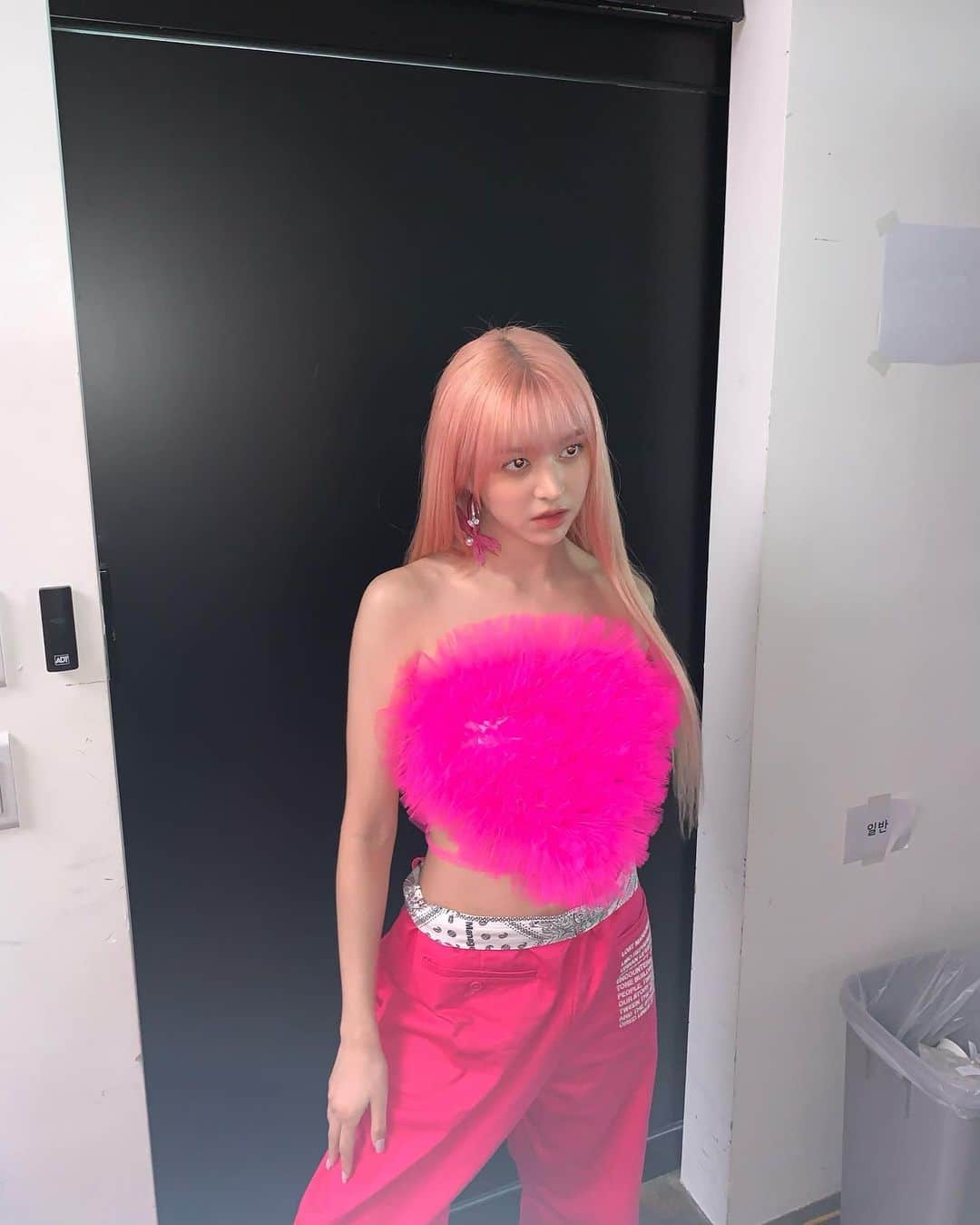 NMIXXさんのインスタグラム写真 - (NMIXXInstagram)「I love the pink poofy thing as a top. It’s giving high fashion sea urchin and I love it. #NMIXX #엔믹스 #LILY #릴리 @cosmopolitankorea」2月24日 15時37分 - nmixx_official