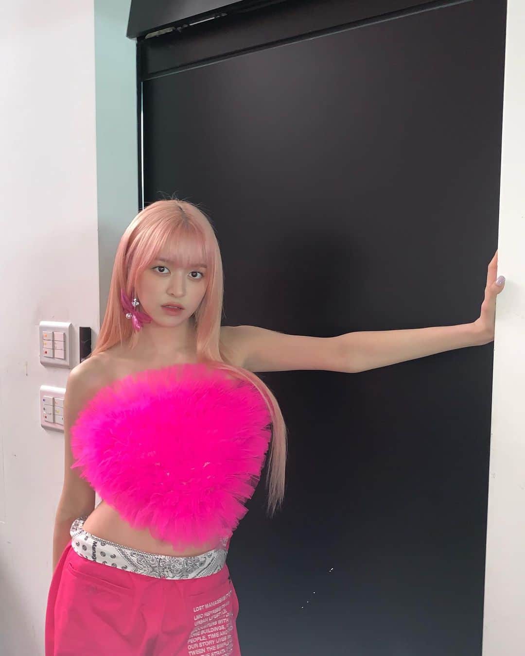 NMIXXさんのインスタグラム写真 - (NMIXXInstagram)「I love the pink poofy thing as a top. It’s giving high fashion sea urchin and I love it. #NMIXX #엔믹스 #LILY #릴리 @cosmopolitankorea」2月24日 15時37分 - nmixx_official