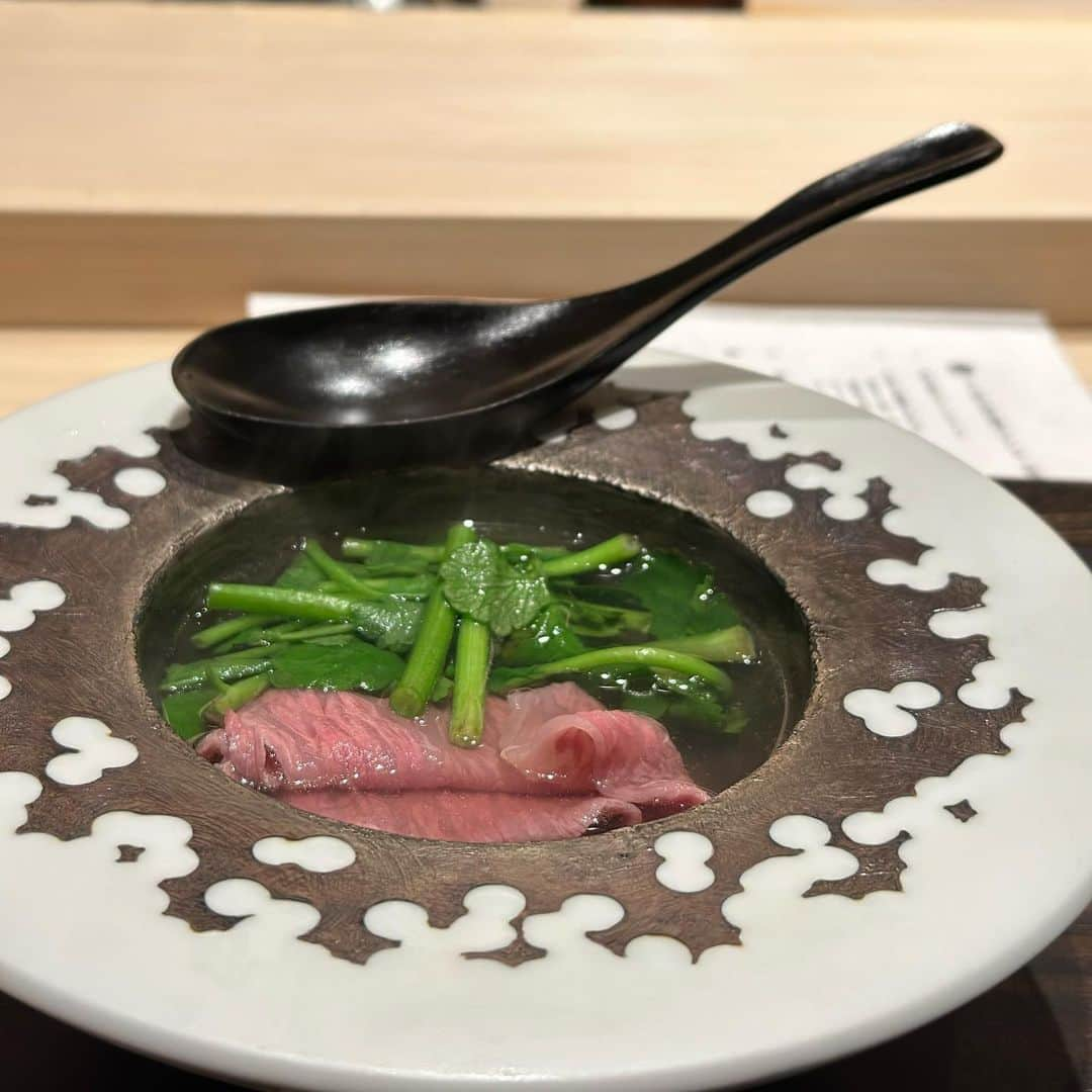 吉川ちかさんのインスタグラム写真 - (吉川ちかInstagram)「うし松の中にある 秘密のカウンター席で 肉づくしの“うら松コース”を楽しめるよ🥹💓  肉の持ち味を生かした お料理が出てきて どれも絶品過ぎました✌️💕  こだわりが詰まった 絶品コースでした！！！  #うら松#うら松カウンター焼肉コース#うら松コース#うし松#西麻布グルメ#西麻布ディナー」2月24日 16時01分 - yoshikawachika_1116