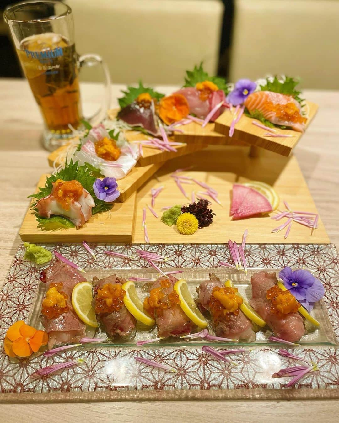 桜井莉菜さんのインスタグラム写真 - (桜井莉菜Instagram)「大阪来て1日目の晩ごはんは【 @hanabi.umeda 】に行ってきました💓 はいリピ決定✨ めちゃめちゃ映え&美味しい❤️ いちいち全部可愛過ぎる盛り付け🥹💕 見た目も味もタイプ過ぎた🫣 ウニとお肉が大好きな私にとっては天国だったー😂💕 個室もあるし、日本酒の種類がめちゃあるらしく、お酒好きな人と行くにもめちゃ喜ばれそうな素敵なお店でした🥰🍶✨  #梅田居酒屋 #梅田グルメ #梅田ディナー #大阪日本酒 #大阪海鮮料理 #大阪肉寿司 #酒友はなび#PR」2月24日 16時04分 - rina__sakurai