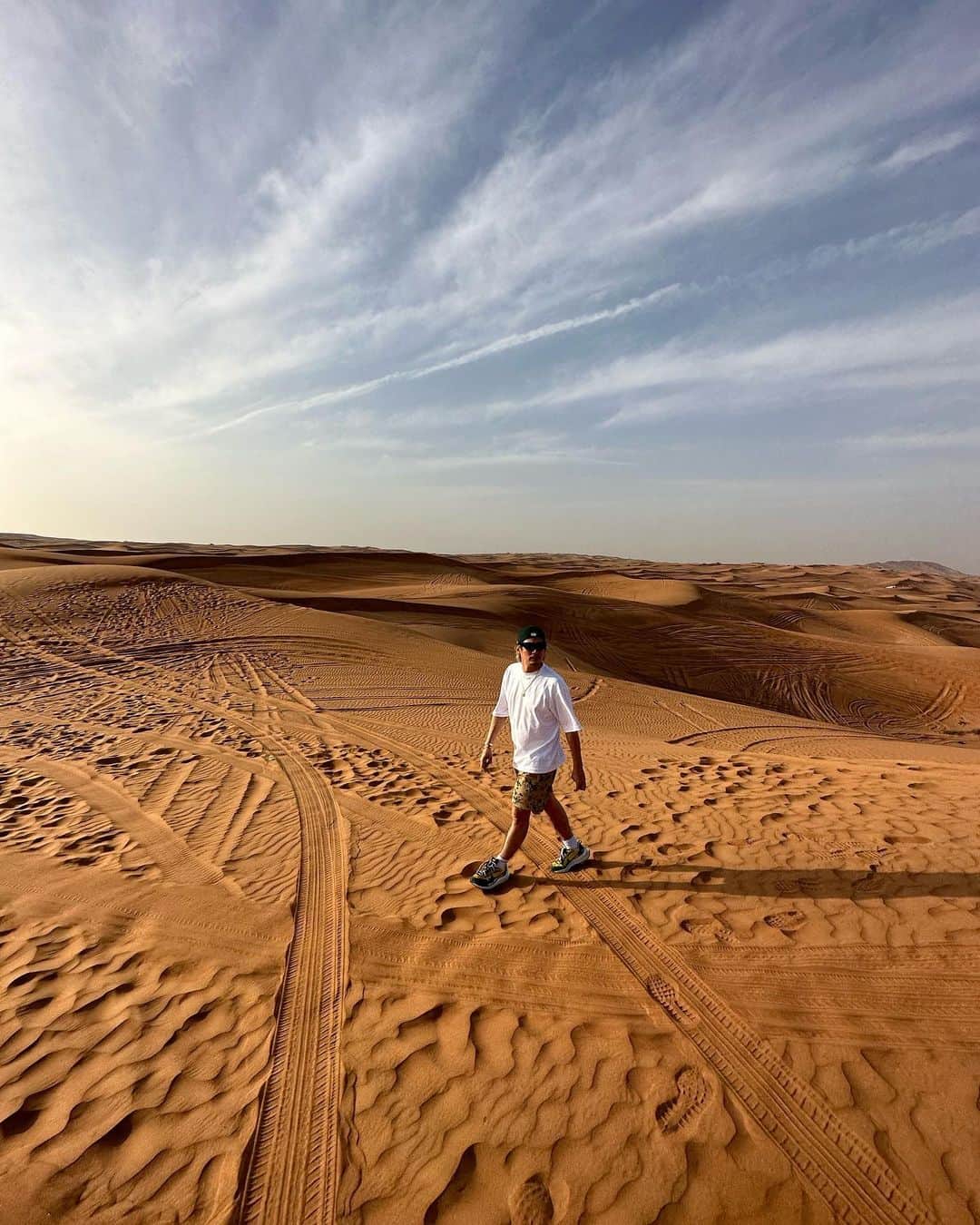 黒木啓司さんのインスタグラム写真 - (黒木啓司Instagram)「#砂漠 #バギー #ラクダ🐪  砂漠の砂🏜サラサラでした  本当かわかんないですが 砂漠の砂に裸足で入ると 水虫の人は治るらしい  現地の人が言ってました  豆知識  ちなみに俺は水虫じゃないです」2月24日 17時20分 - keiji_papa_