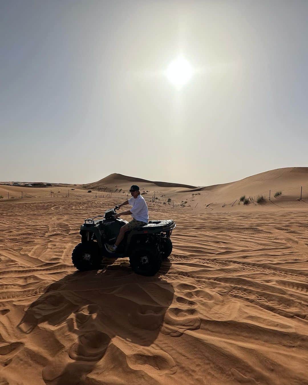 黒木啓司さんのインスタグラム写真 - (黒木啓司Instagram)「#砂漠 #バギー #ラクダ🐪  砂漠の砂🏜サラサラでした  本当かわかんないですが 砂漠の砂に裸足で入ると 水虫の人は治るらしい  現地の人が言ってました  豆知識  ちなみに俺は水虫じゃないです」2月24日 17時20分 - keiji_papa_