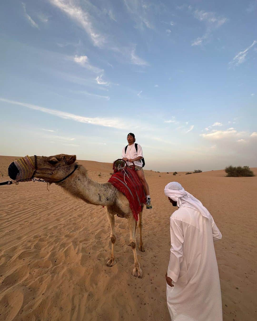 黒木啓司さんのインスタグラム写真 - (黒木啓司Instagram)「#砂漠 #バギー #ラクダ🐪  砂漠の砂🏜サラサラでした  本当かわかんないですが 砂漠の砂に裸足で入ると 水虫の人は治るらしい  現地の人が言ってました  豆知識  ちなみに俺は水虫じゃないです」2月24日 17時20分 - keiji_papa_