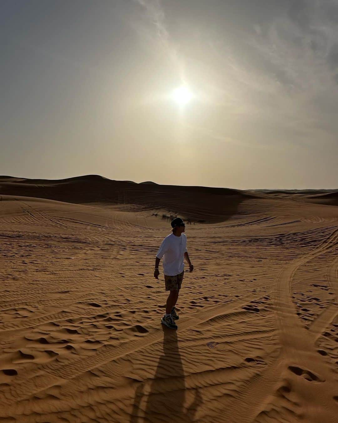 黒木啓司さんのインスタグラム写真 - (黒木啓司Instagram)「#砂漠 #バギー #ラクダ🐪  砂漠の砂🏜サラサラでした  本当かわかんないですが 砂漠の砂に裸足で入ると 水虫の人は治るらしい  現地の人が言ってました  豆知識  ちなみに俺は水虫じゃないです」2月24日 17時20分 - keiji_papa_