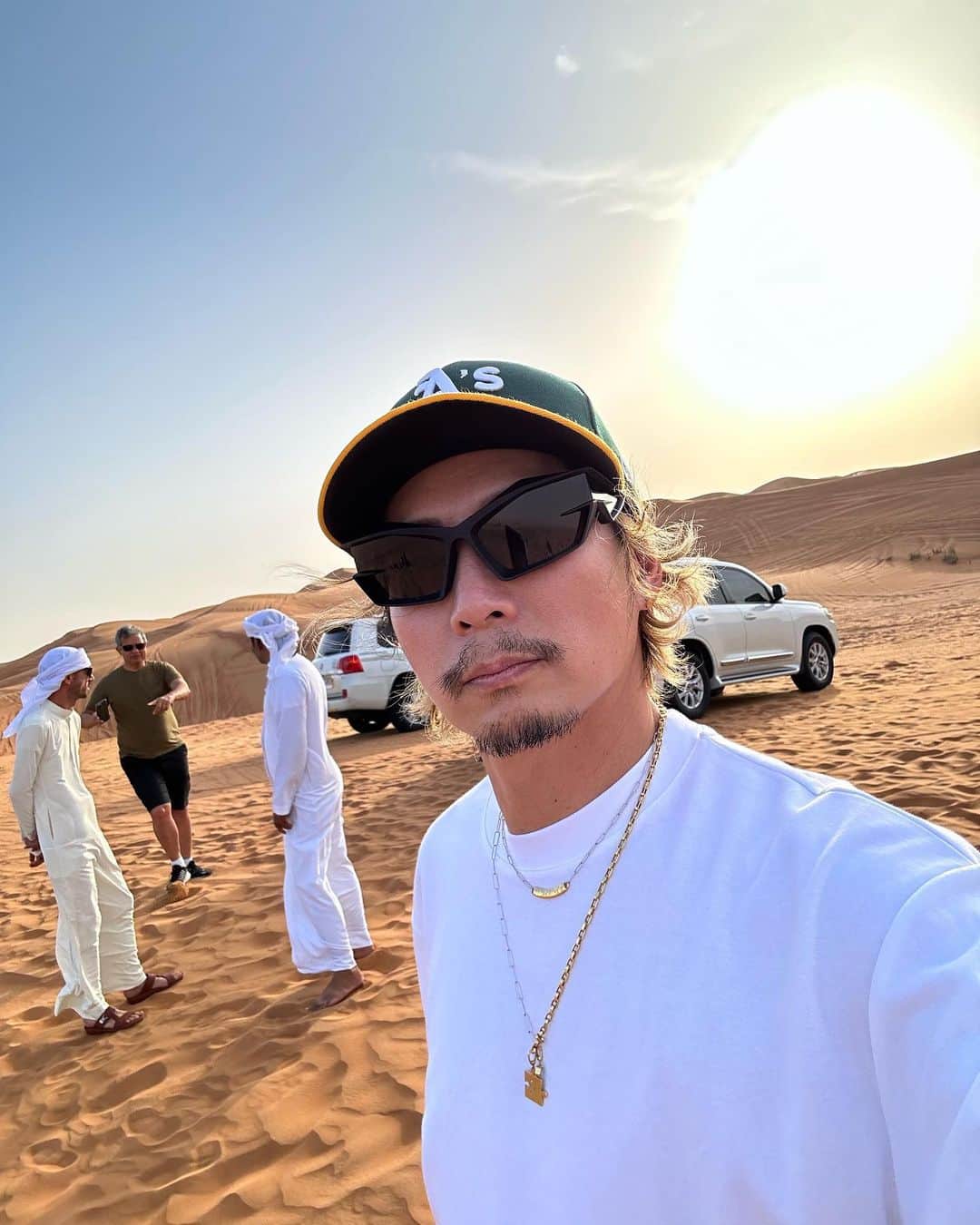黒木啓司さんのインスタグラム写真 - (黒木啓司Instagram)「#砂漠 #バギー #ラクダ🐪  砂漠の砂🏜サラサラでした  本当かわかんないですが 砂漠の砂に裸足で入ると 水虫の人は治るらしい  現地の人が言ってました  豆知識  ちなみに俺は水虫じゃないです」2月24日 17時20分 - keiji_papa_