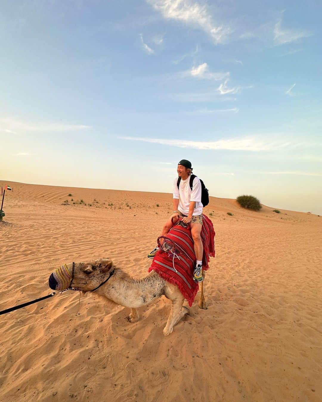 黒木啓司さんのインスタグラム写真 - (黒木啓司Instagram)「#砂漠 #バギー #ラクダ🐪  砂漠の砂🏜サラサラでした  本当かわかんないですが 砂漠の砂に裸足で入ると 水虫の人は治るらしい  現地の人が言ってました  豆知識  ちなみに俺は水虫じゃないです」2月24日 17時20分 - keiji_papa_