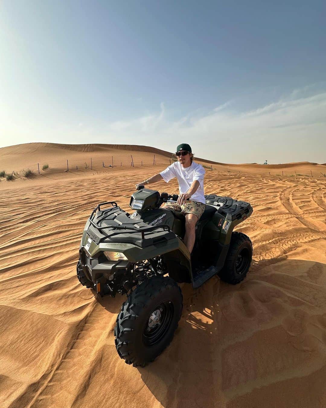 黒木啓司さんのインスタグラム写真 - (黒木啓司Instagram)「#砂漠 #バギー #ラクダ🐪  砂漠の砂🏜サラサラでした  本当かわかんないですが 砂漠の砂に裸足で入ると 水虫の人は治るらしい  現地の人が言ってました  豆知識  ちなみに俺は水虫じゃないです」2月24日 17時20分 - keiji_papa_