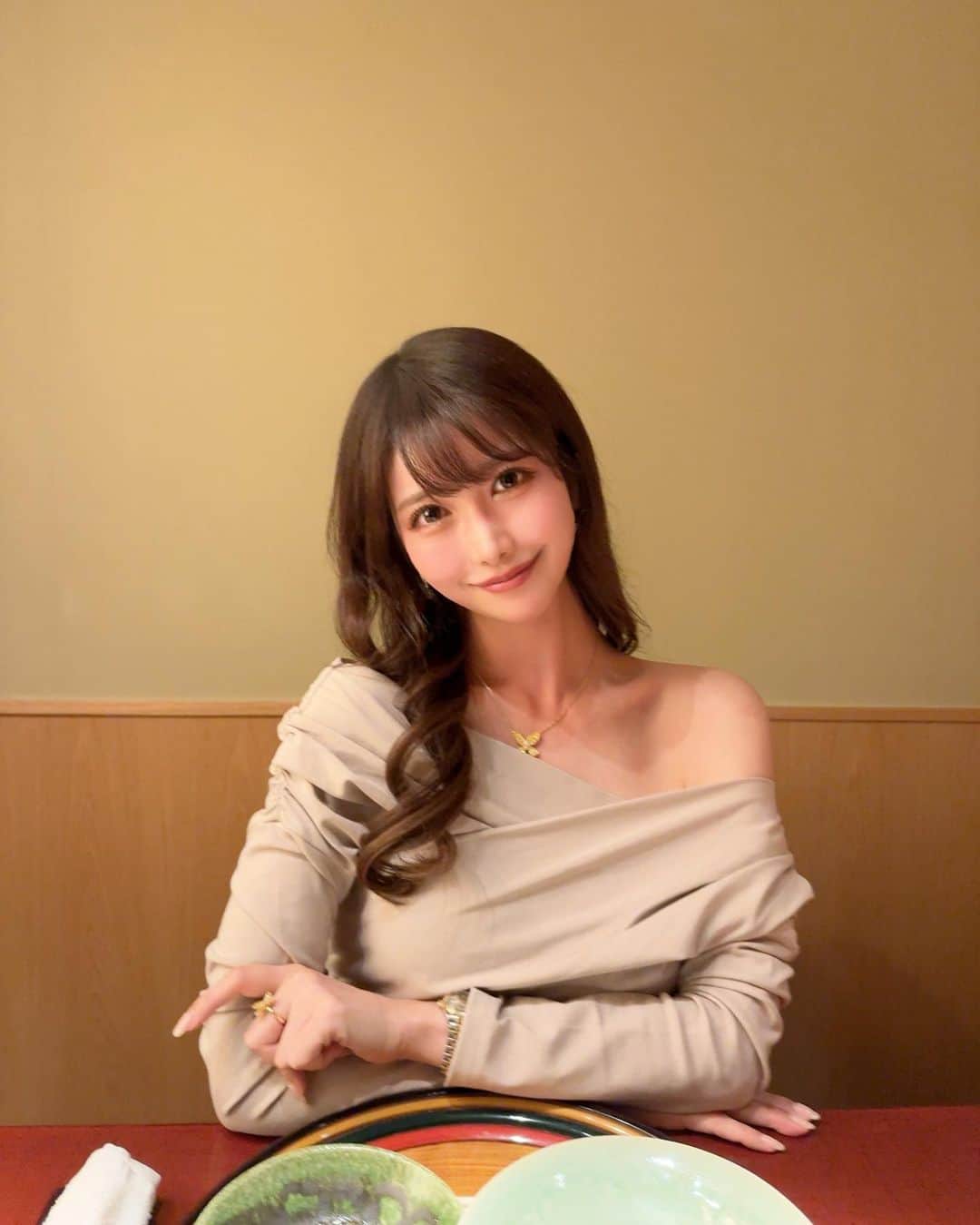 MAYUさんのインスタグラム写真 - (MAYUInstagram)「. こんばんは🤍 . たまには食事の投稿🍚✨ 河豚たべたの〜🐡 立派な白子も美味しかった✨ . そしてここの葛切りが本当に大好き！！🥺 毎日でも食べたいくらい！ . オフショルのものってあんまり着なかったけど かわいさに気づいた🤍 どう？☺️ . . #ootd#fashion#herlipto#graff#graffbutterfly#japan#ginza#japanesegirl#japanesefood#和食#日本料理#うち山#河豚」2月24日 18時43分 - mayu.kina_golf