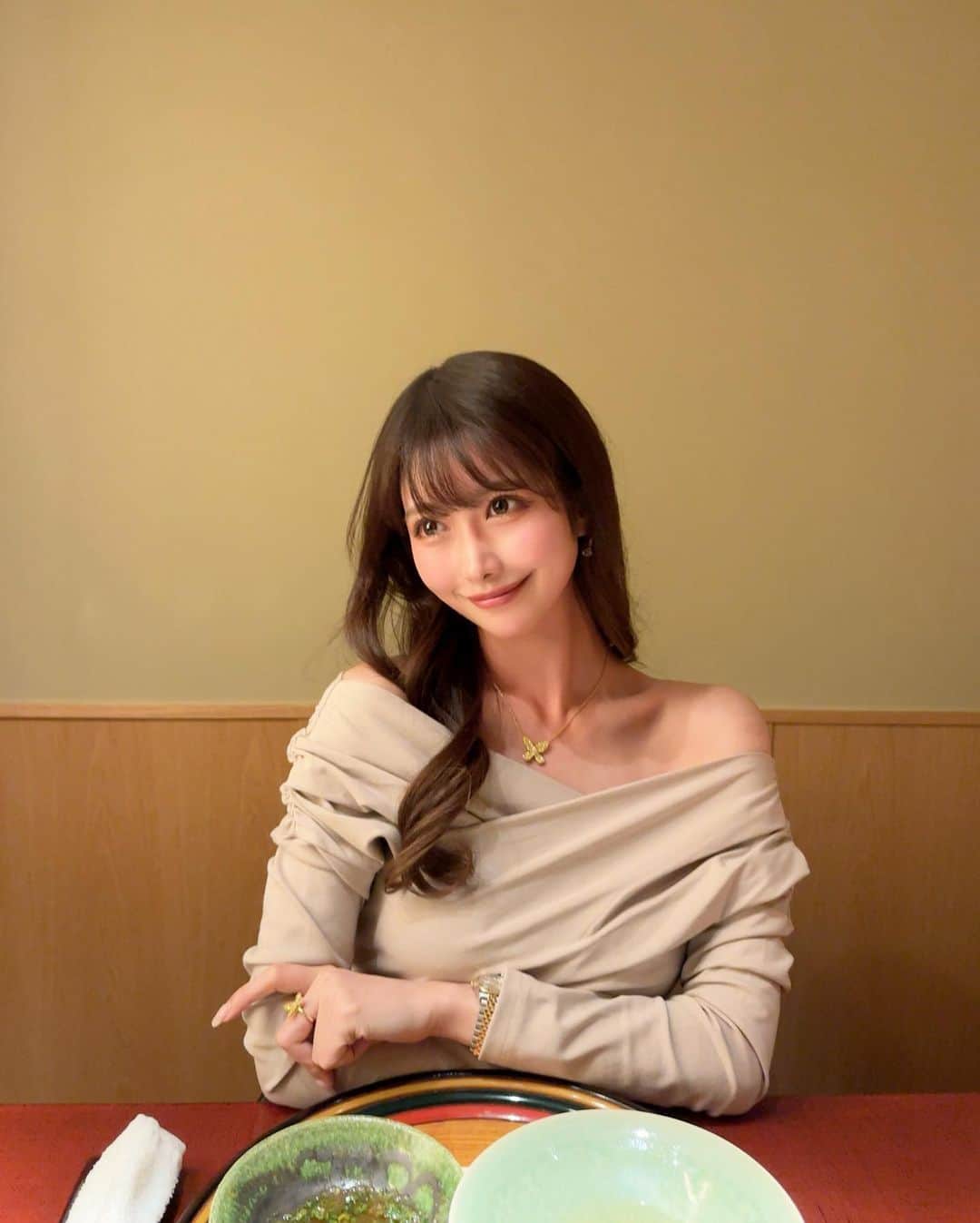 MAYUさんのインスタグラム写真 - (MAYUInstagram)「. こんばんは🤍 . たまには食事の投稿🍚✨ 河豚たべたの〜🐡 立派な白子も美味しかった✨ . そしてここの葛切りが本当に大好き！！🥺 毎日でも食べたいくらい！ . オフショルのものってあんまり着なかったけど かわいさに気づいた🤍 どう？☺️ . . #ootd#fashion#herlipto#graff#graffbutterfly#japan#ginza#japanesegirl#japanesefood#和食#日本料理#うち山#河豚」2月24日 18時43分 - mayu.kina_golf