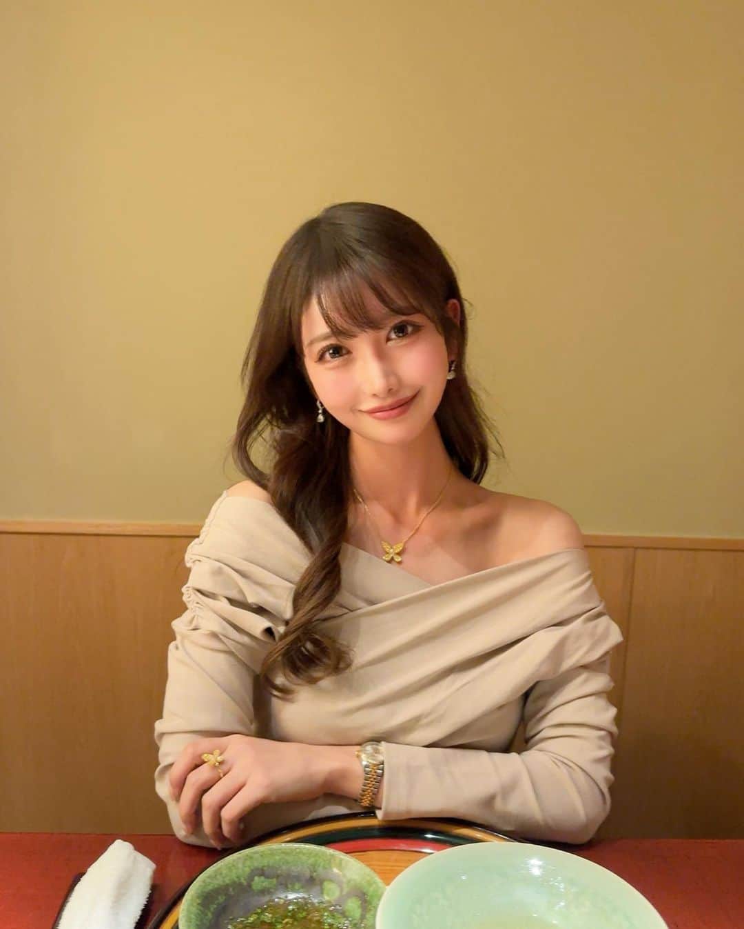 MAYUさんのインスタグラム写真 - (MAYUInstagram)「. こんばんは🤍 . たまには食事の投稿🍚✨ 河豚たべたの〜🐡 立派な白子も美味しかった✨ . そしてここの葛切りが本当に大好き！！🥺 毎日でも食べたいくらい！ . オフショルのものってあんまり着なかったけど かわいさに気づいた🤍 どう？☺️ . . #ootd#fashion#herlipto#graff#graffbutterfly#japan#ginza#japanesegirl#japanesefood#和食#日本料理#うち山#河豚」2月24日 18時43分 - mayu.kina_golf