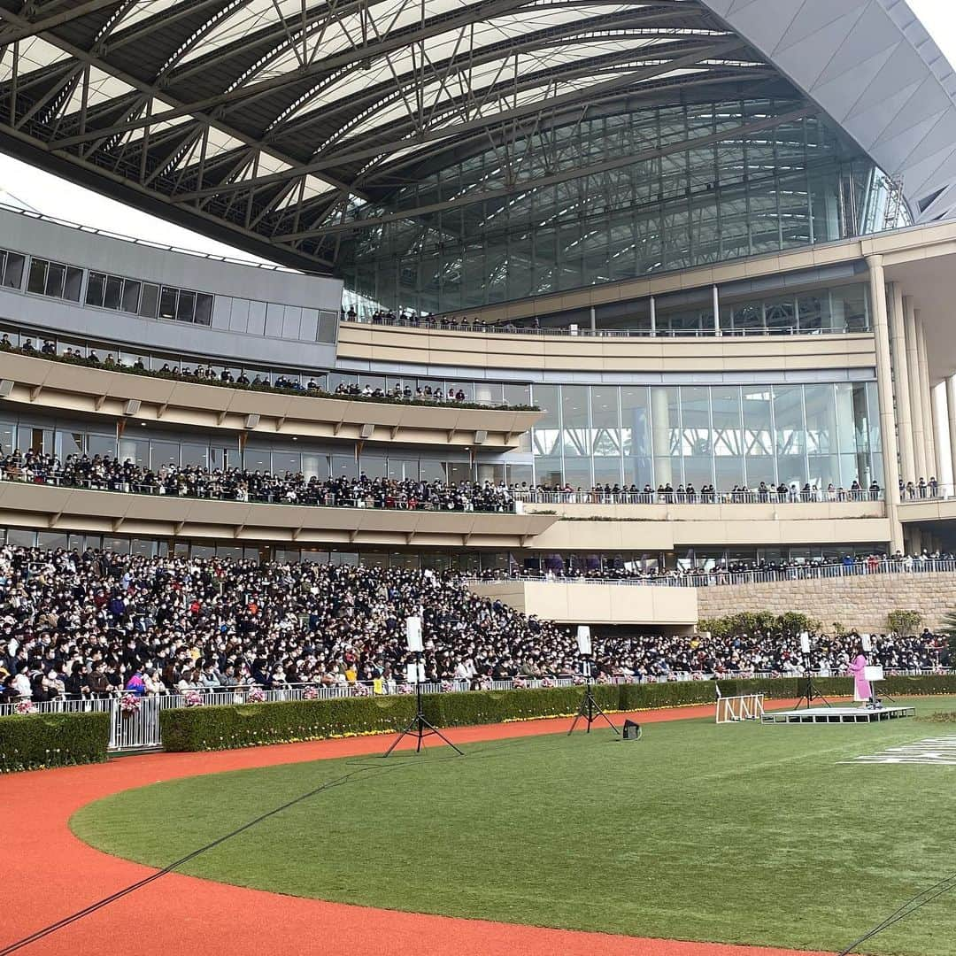 石川彩夏さんのインスタグラム写真 - (石川彩夏Instagram)「冬の小倉競馬カラーがピンク💓だったので 先週のイベントでは、ピンクのコートを着用しました👗  2023年第1回第2回小倉競馬開催もあっという間に ラスト2日となりました😌  今週末も小倉競馬場ではイベントが行われるので、イベント情報はJRAのHPをご覧下さい😍  馬との距離が近い小倉競馬を今週も楽しんでくださいね🌟」2月24日 20時02分 - ayaka0711zi