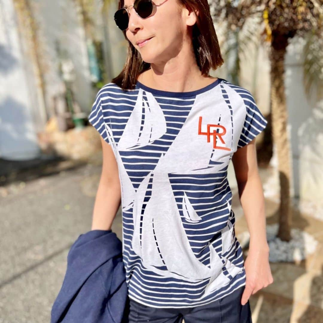 HARUKO（真木明子）さんのインスタグラム写真 - (HARUKO（真木明子）Instagram)「「ボーダーTシャツ」  心地よく、形の良いTシャツは夏の最大の武器。  大人の素敵なTシャツというのはこういうこと！！  生地はもちろん形、プリント全てのバランスが素晴らしいのです❤️  ネイビーと白のコンビネーションは、 10代の頃からラルフローレンを愛する私たち世代が  そのままコンサバ時代へ突入する永遠の定番カラー。  とにかく、ネイビーとホワイトが大好き💕  そんなネイビーホワイト好きが大好物な要素がたくさん詰まっているのが このTシャツです。  今季のコンセプト「ヨットクラブ」を表現したプリントと 海の波を彷彿させるアシンメトリーなボーダー  ボーダー、プリントは前見頃だけ。 そこに珊瑚礁をイメージしたコーラルカラーのLRLの差し色 後ろ見頃はネイビー一色で大人仕様のバランスは安心感さえ抱きます。   そこにとろみ感により体型カバー。 二の腕、お腹周り、適度なゆとりで美しい体のラインを作ってくれる🥹  ボートネック、フレンチスリーブの素晴らしさをここまで 仕上げてくるのはローレンだからこそなのです。  ボートネックの縁を ネイビーでくくるこのライン。 このバランスが素晴らしく高級感を出してくれる！！  フレンチスリーブ、瀬戸際の美学すぎる🥹🥹🥹  ペルー産のピマコットンを使用しているので しなやかで柔らかでなめらかな肌触り。 毛羽立ちが少なくレーヨンを混紡することでさらにしなやかな肌触りを実現。 プラス光沢感もあり あー。ジャケットでも羽織っちゃおうかしら❤️  今回のワイドパンツはもちろん。 細身のパンツやデニム スカートとの相性もいい❤️  Tシャツって たかがTシャツ されどTシャツで 難しかったりしますよね。  とりあえずこれを着ておけば安心😮‍💨  最小限で最大限の効果があるTシャツだと思います❤️❤️❤️❤️❤️❤️❤️  3月10日10時から放送 @qvc_japan  @laurenralphlauren   #ローレンラルフローレン  #laurenralphlauren  #lrl  #qvcジャパン」2月24日 20時34分 - haruko227