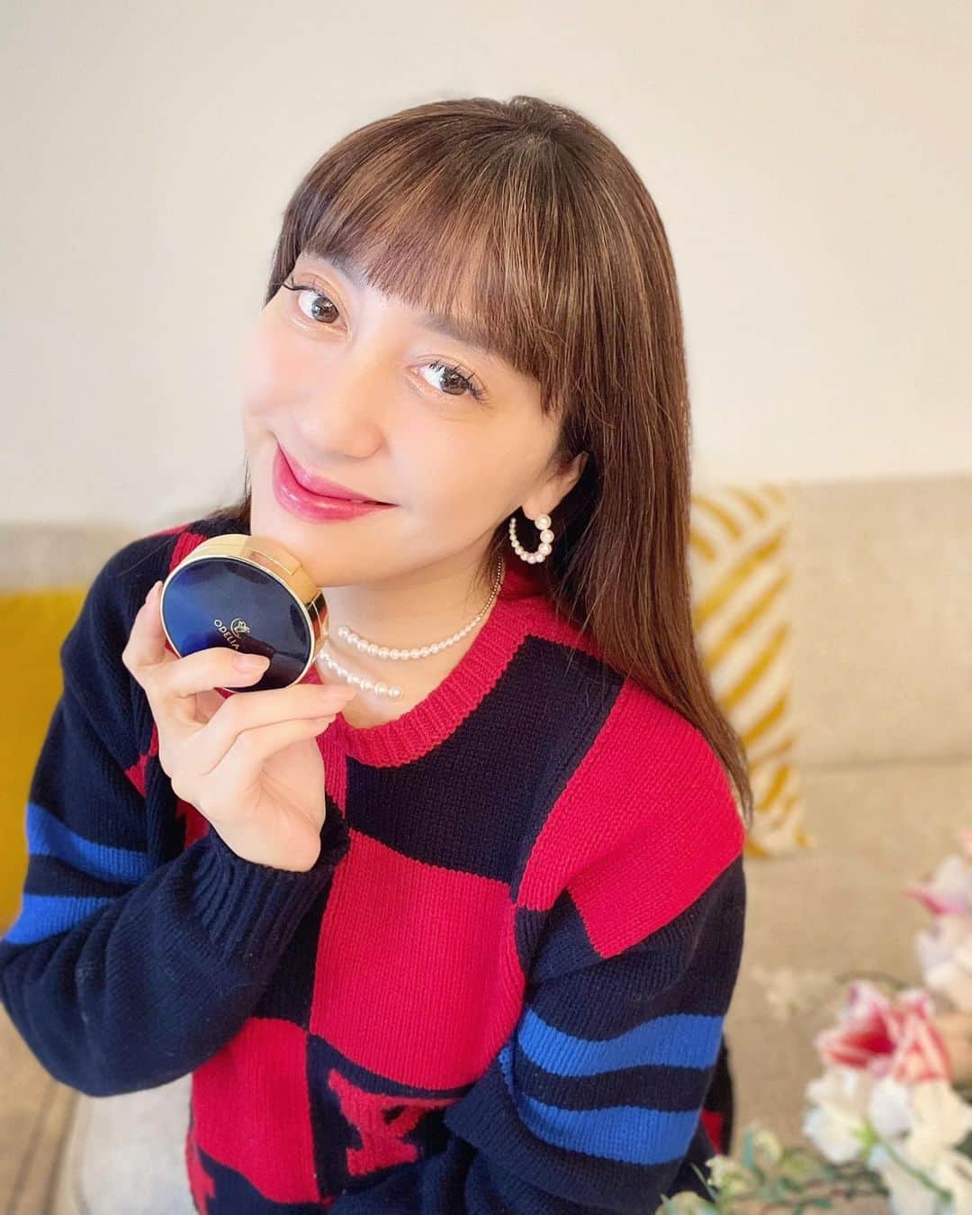 小川ひとみさんのインスタグラム写真 - (小川ひとみInstagram)「私のお勧めのクッションファンデ💯 最近寝不足もあり 少しクマが気になったりと 日焼け止め＋パウダーではなく お顔をワントーン綺麗に明るく見せたいなと 探していたところ とっても優秀なクッションファンデに 出会いました🥰 とにかく毛穴レスに お肌のくすみをカバーしてくれて 何よりもヨレたり乾燥したりしない💯 朝に塗って夜まで本当に綺麗なまま❤️ 最初の写真では手の甲の半分だけを 塗っているのですが一目瞭然✨ 厚塗りは好きではないのですが このクッションファンデなら清潔感がある肌に 仕上げてくれます🫶  「ODELIA」の  " ルミナスフィットクッションファンデーション" 美容液・日焼け止め・化粧下地・カラーコントロール ファンデーション・コンシーラー・ハイライトの 7役も✨ 日焼け止め効果は国内最高峰の SPF50+・PA++++ @ginzastefany   書いているだけで 良いのが伝わるかな🫶 久しぶりに"ファンデーション"が スタメンに仲間入りしました💓  #ginzastefany #ODELIA #クッションファンデ #PR」2月24日 20時52分 - hitomy220