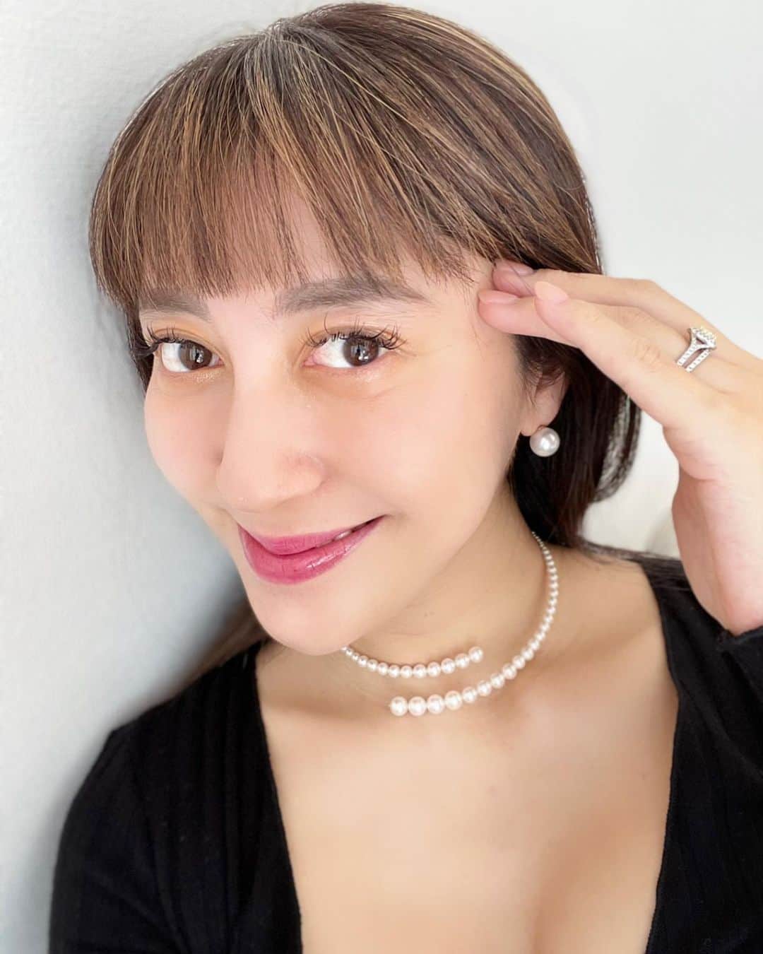 小川ひとみさんのインスタグラム写真 - (小川ひとみInstagram)「私のお勧めのクッションファンデ💯 最近寝不足もあり 少しクマが気になったりと 日焼け止め＋パウダーではなく お顔をワントーン綺麗に明るく見せたいなと 探していたところ とっても優秀なクッションファンデに 出会いました🥰 とにかく毛穴レスに お肌のくすみをカバーしてくれて 何よりもヨレたり乾燥したりしない💯 朝に塗って夜まで本当に綺麗なまま❤️ 最初の写真では手の甲の半分だけを 塗っているのですが一目瞭然✨ 厚塗りは好きではないのですが このクッションファンデなら清潔感がある肌に 仕上げてくれます🫶  「ODELIA」の  " ルミナスフィットクッションファンデーション" 美容液・日焼け止め・化粧下地・カラーコントロール ファンデーション・コンシーラー・ハイライトの 7役も✨ 日焼け止め効果は国内最高峰の SPF50+・PA++++ @ginzastefany   書いているだけで 良いのが伝わるかな🫶 久しぶりに"ファンデーション"が スタメンに仲間入りしました💓  #ginzastefany #ODELIA #クッションファンデ #PR」2月24日 20時52分 - hitomy220