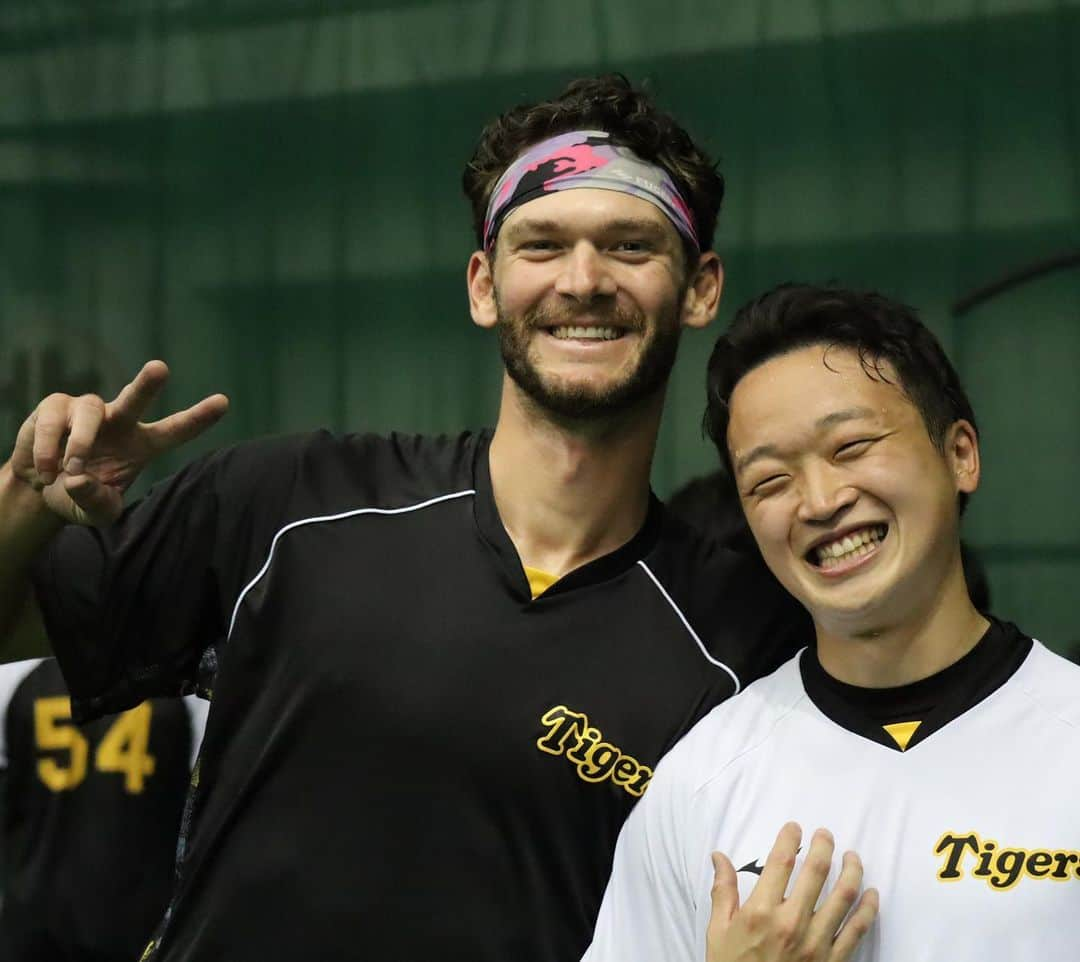 阪神タイガースさんのインスタグラム写真 - (阪神タイガースInstagram)「2月24日、宜野座村野球場での春季キャンプの様子・投手編です！ #二保旭 選手 #浜地真澄 選手 #加治屋蓮 選手 #大竹耕太郎 選手 #西勇輝 選手 #富田蓮 選手 #岩崎優 選手 #石井大智 選手 #カイルケラー 選手 #中西通訳  #岩貞祐太 選手 #伊藤将司 選手 #阪神タイガース  #宜野座キャンプ  #ARE ★キャンプ中継は#虎テレ で！」2月24日 21時10分 - hanshintigers_official