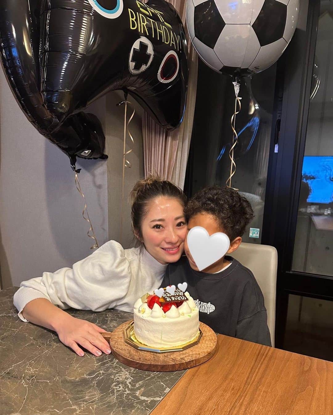 松本明子さんのインスタグラム写真 - (松本明子Instagram)「・ I can’t believe you are 9! You are my entire world 🌎💕 9歳おめでとう👦🏽いつまで経っても家族みんなの癒し的存在で、愛嬌の塊みたいな息子です☺️ ケーキはお義母さんがこの雨のなかわざわざ買いに行ってくれたよ🎂 ロウソクに火をつけて、ハッピーバースデーの歌を歌ってる途中に９のトッパーに引火してリアルに燃えました笑　その時のみんなの焦りようがコントやった😂 よく考えたら、息子が生きたこの9年をもう一回したら、我が家の子達2人とも成人やん😳どないするよー ・ #happybirthday #birthday #cake#birthdayboy #birthdaycake #son#9yearsold #love #誕生日#お誕生日#お誕生日ケーキ#息子#9歳」2月24日 22時45分 - ata_1026
