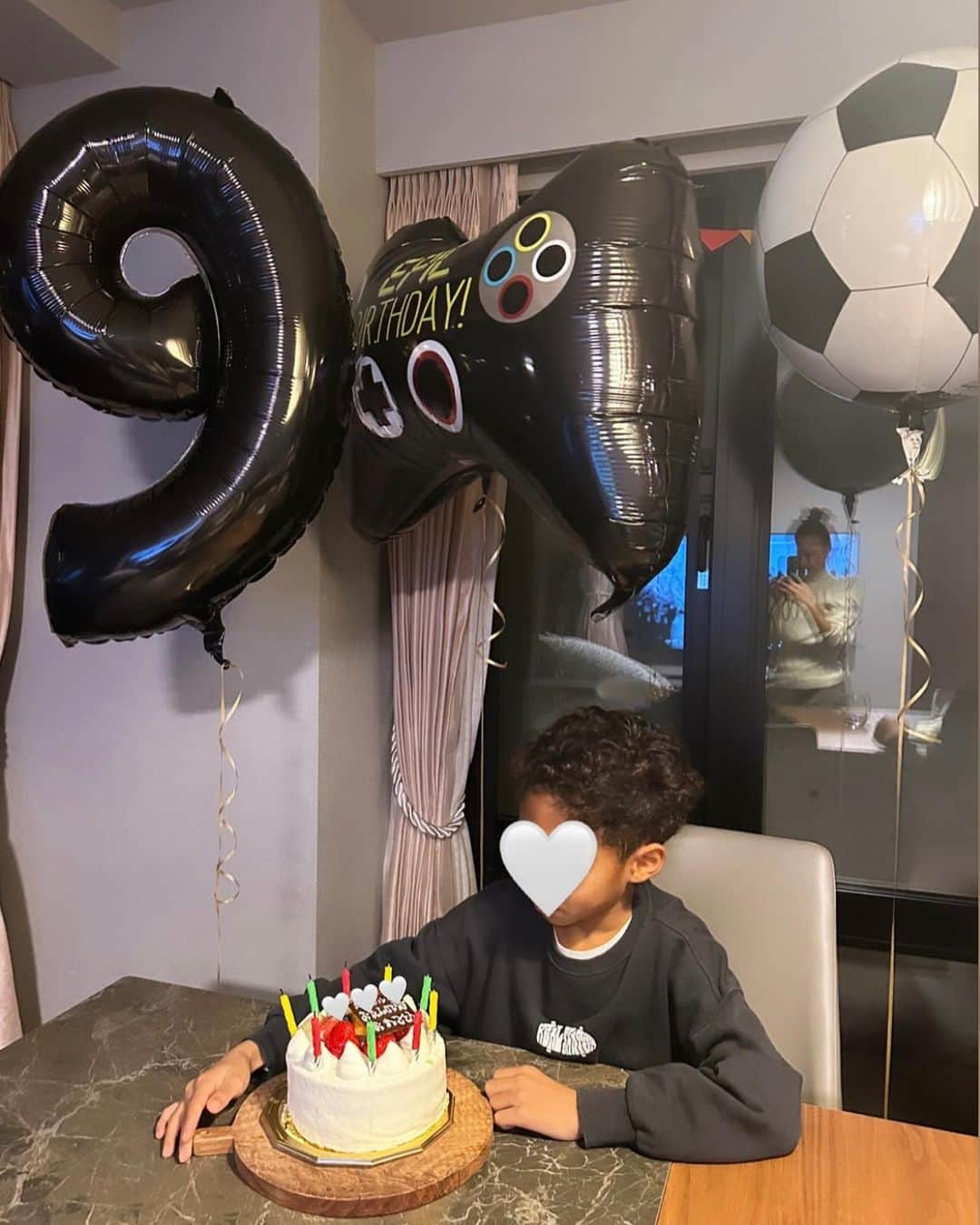 松本明子さんのインスタグラム写真 - (松本明子Instagram)「・ I can’t believe you are 9! You are my entire world 🌎💕 9歳おめでとう👦🏽いつまで経っても家族みんなの癒し的存在で、愛嬌の塊みたいな息子です☺️ ケーキはお義母さんがこの雨のなかわざわざ買いに行ってくれたよ🎂 ロウソクに火をつけて、ハッピーバースデーの歌を歌ってる途中に９のトッパーに引火してリアルに燃えました笑　その時のみんなの焦りようがコントやった😂 よく考えたら、息子が生きたこの9年をもう一回したら、我が家の子達2人とも成人やん😳どないするよー ・ #happybirthday #birthday #cake#birthdayboy #birthdaycake #son#9yearsold #love #誕生日#お誕生日#お誕生日ケーキ#息子#9歳」2月24日 22時45分 - ata_1026