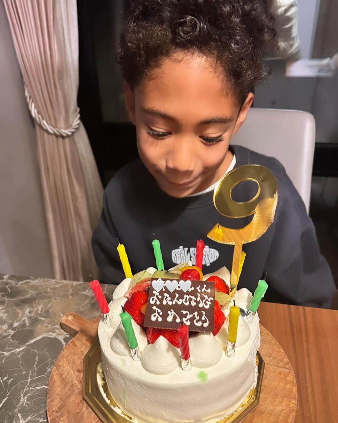 松本明子さんのインスタグラム写真 - (松本明子Instagram)「・ I can’t believe you are 9! You are my entire world 🌎💕 9歳おめでとう👦🏽いつまで経っても家族みんなの癒し的存在で、愛嬌の塊みたいな息子です☺️ ケーキはお義母さんがこの雨のなかわざわざ買いに行ってくれたよ🎂 ロウソクに火をつけて、ハッピーバースデーの歌を歌ってる途中に９のトッパーに引火してリアルに燃えました笑　その時のみんなの焦りようがコントやった😂 よく考えたら、息子が生きたこの9年をもう一回したら、我が家の子達2人とも成人やん😳どないするよー ・ #happybirthday #birthday #cake#birthdayboy #birthdaycake #son#9yearsold #love #誕生日#お誕生日#お誕生日ケーキ#息子#9歳」2月24日 22時45分 - ata_1026