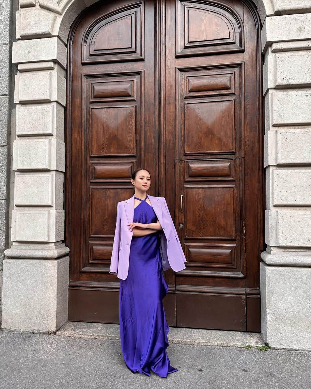 伊原葵さんのインスタグラム写真 - (伊原葵Instagram)「MaxMaraFW23✨  2日目の朝は @maxmara からスタート♡ コレクション会場がとーっても素敵だった😮‍💨✨ 品のあるスタイルでどのLOOKも素敵で好みすぎて選べない… 中でもやっぱり、ブラウンベージュに惹かれたなぁ。 ワントーンコーデがお得意なMaxMara わたしもパープルのワントーンを身に纏って心ウキウキなshowでした🥰  #maxmarafw23 #MaxMara」2月25日 0時58分 - aoi186