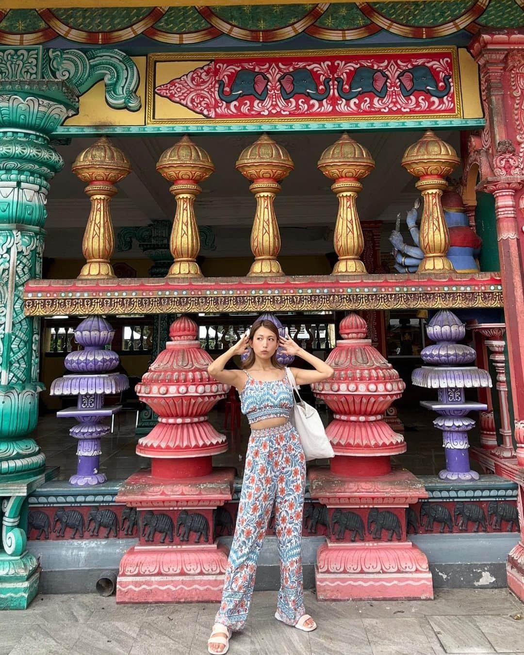 市原彩花さんのインスタグラム写真 - (市原彩花Instagram)「Batu Caves🌈 📍Malaysia  マレーシアにあるバトゥ洞窟🌈 カラフルなヒンドゥー教の寺院🌈 汗だくで階段登って、洞窟を中から見れたよ☀️  入場無料だし、クアラルンプールの街からgrabで20分(¥600くらい)だった🚕 女性は足が隠れてないとダメで、出てたらスカーフ買わなきゃ登れないよ👖  引くほどハトと猿がいるので、気合い入れて行こう🤣🕊🐒  服はチェンマイで1800円くらいで買った〜😙 チェンマイ可愛い服多過ぎて爆買い🥰 チェンマイ投稿はKLが終わったらまたするね🇹🇭  #batucaves#バトゥ洞窟#クアラルンプール#kualalumpur#マレーシア#malaysia#マレーシア観光#マレーシア旅行#クアラルンプール観光#クアラルンプール旅行#malaysiatravel#malaysiatrip#kualalumpurtrip#海外旅行#海外生活#海外移住#東南アジア#japanesegirl#asianmodel」2月25日 10時25分 - ayaka_ichihara