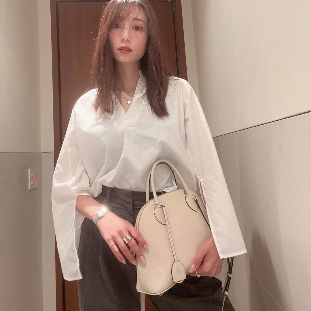 広瀬未花さんのインスタグラム写真 - (広瀬未花Instagram)「袖にスリットがあるアイテム 大好き❤︎ そしてボナベンチュラのEMMAバッグお気に入り❤︎  今夜は楽しみな会なので、それまで粛々と頑張るのみ。」2月25日 15時54分 - micahirose