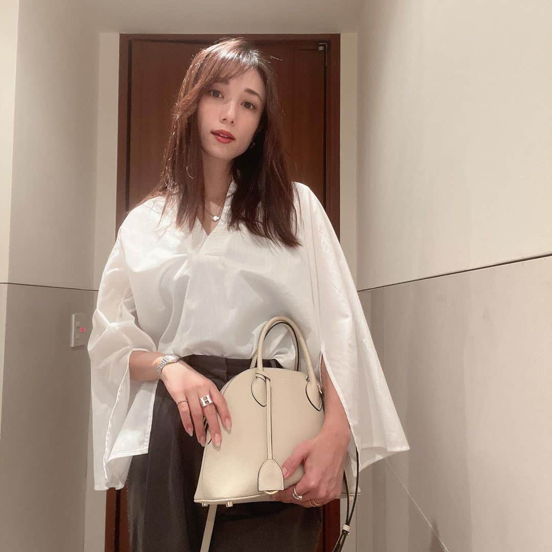 広瀬未花さんのインスタグラム写真 - (広瀬未花Instagram)「袖にスリットがあるアイテム 大好き❤︎ そしてボナベンチュラのEMMAバッグお気に入り❤︎  今夜は楽しみな会なので、それまで粛々と頑張るのみ。」2月25日 15時54分 - micahirose