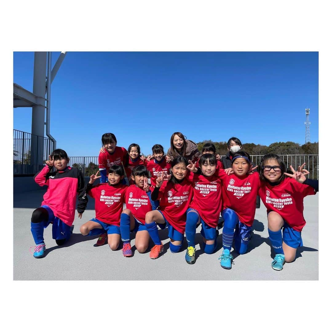 阿部芳美さんのインスタグラム写真 - (阿部芳美Instagram)「⚽️⚽️⚽️✨  今日は名鉄協商キッズサッカーフェスタの取材・ロケでした🙋‍♀️ 小学1〜3年生、約1000人が元気よくプレー⚽️💓 か、かわいかった、、🥹🥹 頑張る姿にメロメロでした🥹！  男の子チームが多い中、 なんと今回大会初⁉︎ 女の子だけでエントリーのチームも😆🔥  大会の模様は、 今日夕方news every.サタデーと、 2月28日（火）キャッチ！で放送予定です🙇‍♀️ 頑張る子供達の活躍を是非ご覧ください☺️💪  #名鉄協商 #キッズサッカーフェスタ   岡崎城西高校サッカー部が大会のお手伝いに来てくれました🙏😊 高校サッカーでもお世話になっている、金重先生とも記念写真…📸✨」2月25日 16時20分 - yoshimi_abe0410