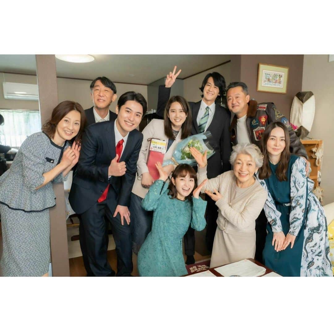山崎紘菜さんのインスタグラム写真 - (山崎紘菜Instagram)「💸 @dodra_tokaitv  ドラマ「#三千円の使いかた」 今夜11:40〜、いよいよ最終回です！  佐帆が私をお母さんにしてくれました。 太陽が私を妻に、主婦にしてくれて、 御厨家のみんなが私を姉に、真帆にしてくれました。 素敵な家族に囲まれてとても幸せでした。  ぜひ最後までご覧ください…！！ 美帆がんばれ……！！ #土ドラ」2月25日 19時00分 - hirona_yamazaki