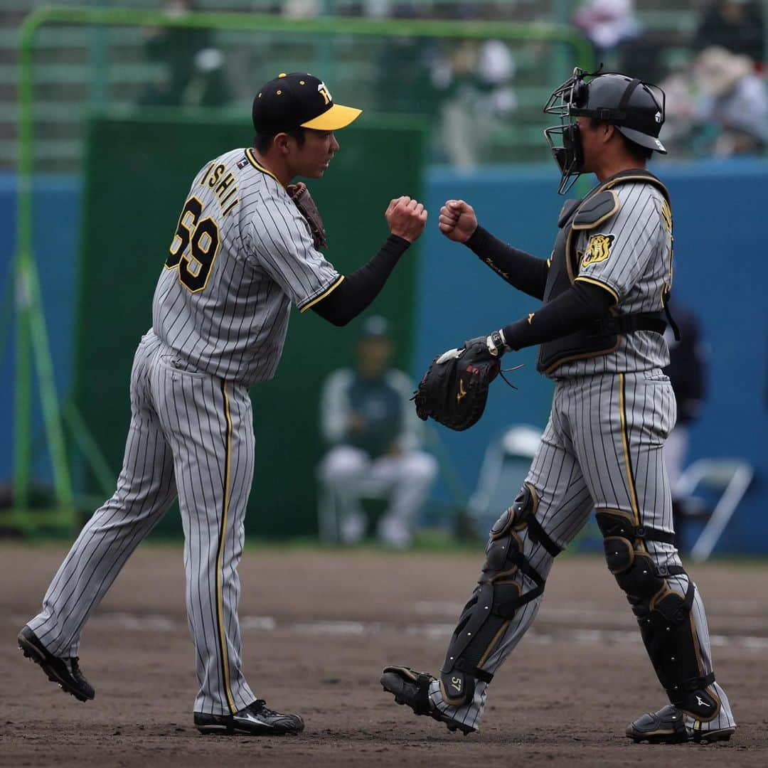 阪神タイガースさんのインスタグラム写真 - (阪神タイガースInstagram)「2月25日、ANA BALL PARK浦添でのヤクルト戦の様子です！ #板山祐太郎 選手 #アゴタッチ  #近本光司 選手 #植田海 選手 #熊谷敬宥 選手 #岩貞祐太 選手 #富田蓮 選手 #大竹耕太郎 選手 #石井大智 選手 #長坂拳弥 選手 #岡田彰布 監督 #阪神タイガース  #宜野座キャンプ  #ARE」2月25日 20時10分 - hanshintigers_official