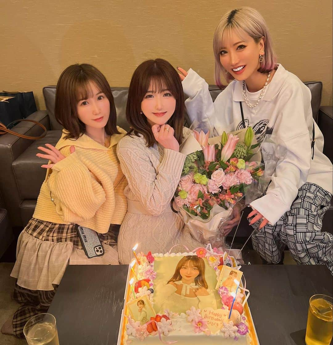 大槻ひびきさんのインスタグラム写真 - (大槻ひびきInstagram)「誕生日のお祝いしてくれたの🥹🧡 ケーキのデコレーション とっても可愛い🎂 お花やプレゼントも 嬉しすぎる🥹 お店の方もありがとうございました🌸 みんなで焼き鳥「鳥さわ22」も行きました☺️ とっても楽しかった🧡」2月25日 20時41分 - yanhibi0221