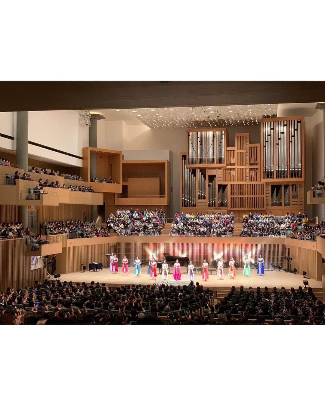 高嶋ちさ子さんのインスタグラム写真 - (高嶋ちさ子Instagram)「京都コンサートホール大盛り上がりで、ありがとうございました😊 冒頭の手拍子がバラバラ過ぎて、笑いが止まらなかったですが、全体的に陽気なお客様が多かった気がします。 こっちはヴァイオリン弾いてるのに、目が合うと手を振るお客様。微笑む以外何も出来ずすみません…  客席の空席探しが趣味みたいになってきましたが、おかげで目が良くなったみたいで、今日は2階と1階にエルメスのバーキンを持ったお客様が見えて、このままなら野鳥のかいに入れるのではと…  さて、大阪で凄いお肉たらふく頂いて、宇部に向かいます！！！」2月25日 20時49分 - chisakotakashima