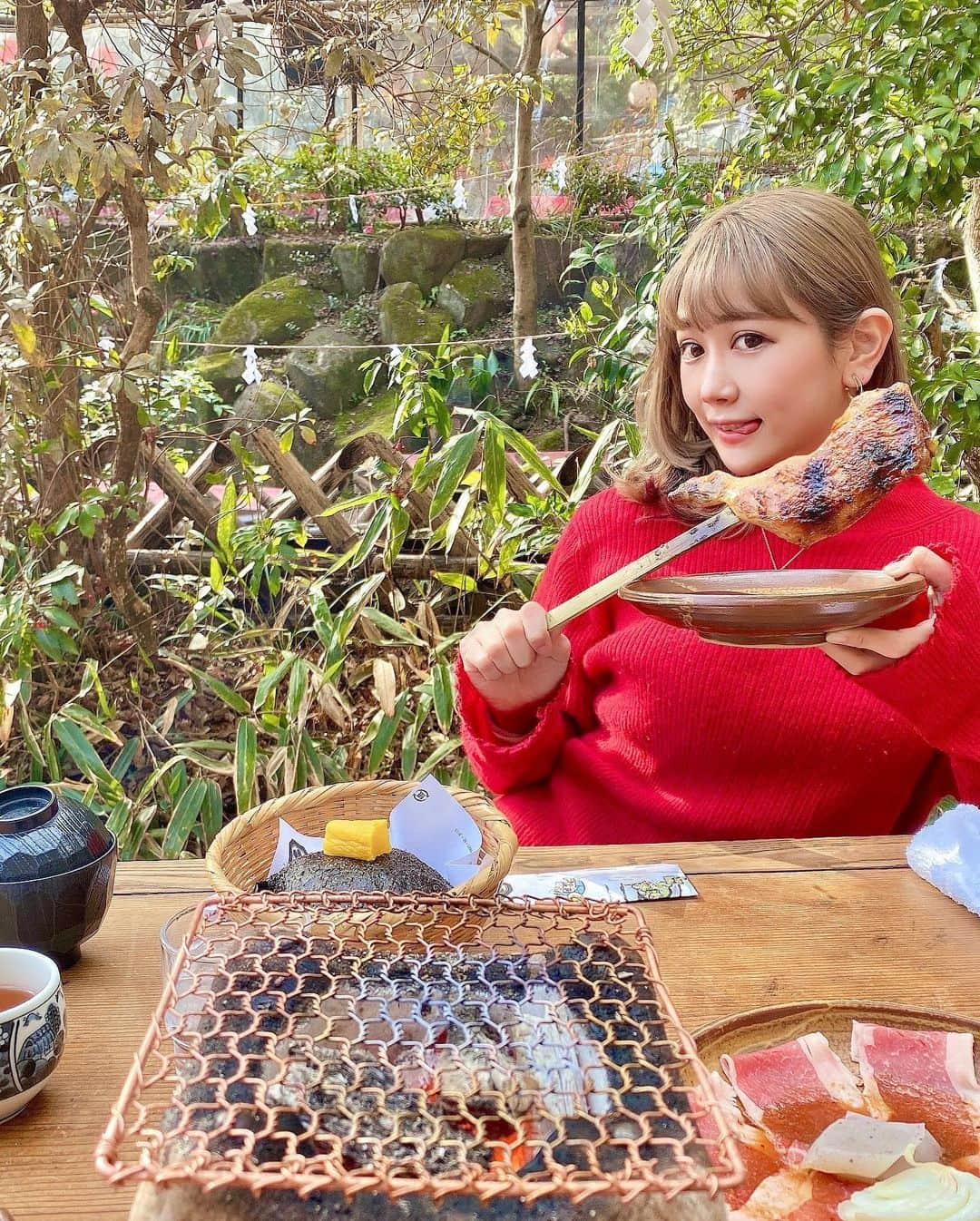 日向カンナさんのインスタグラム写真 - (日向カンナInstagram)「広島生まれの方や、広島に住んでるフォロワーさんが沢山いてくれてビックリです🤭✨✨  前回の投稿でのコメントやDMで、「尾道の方なんですね！」っと沢山メッセージをいただきました😊 が！私は広島の西の方なので、山口県の方が近いんですよ〜🤭尾道は観光で行きました✨  山口県と言えば，「山賊」ですよね♪山道に突然現れる、お祭りの様な風貌のお店👘🎋（1年前に行った時のの写真です♪）  そして、外のおこたに入りながら，山の音をや川の音を聞いてご飯を食べる。 なんとも、風情があってとても良いですよ〜☺️🍁冬でも暖房器具もあり、おすすめです。  ご飯は決まって、山賊焼き（鶏の炭火焼き）と山賊むすび🍙 おむすびはお顔サイズ！ 具は3種類も入ってて口に入りきらず、あわあわカンナです😂  皆さんのおすすめの各県のおすすめスポットがあれば教えてください🤗✨✨ 旅行に行きたくて、是非知りたいですっ♪  #広島 #山口観光 #山口グルメ #山口県 #山賊 #山賊焼き #自然 #山 #アウトドア #旅行記  #원스 #데일리패션  #소통 #데일리룩 #일상  #japanease #좋아요   #japaneasegirl  #instagood  #followme #japan #大人可愛い #大人女子 #ビジョビ  #インフルエンサー #ダンサー #タビジョ #笑顔が人を幸せにする #笑顔が一番  #ありがとう」2月25日 21時14分 - kanna_hinata