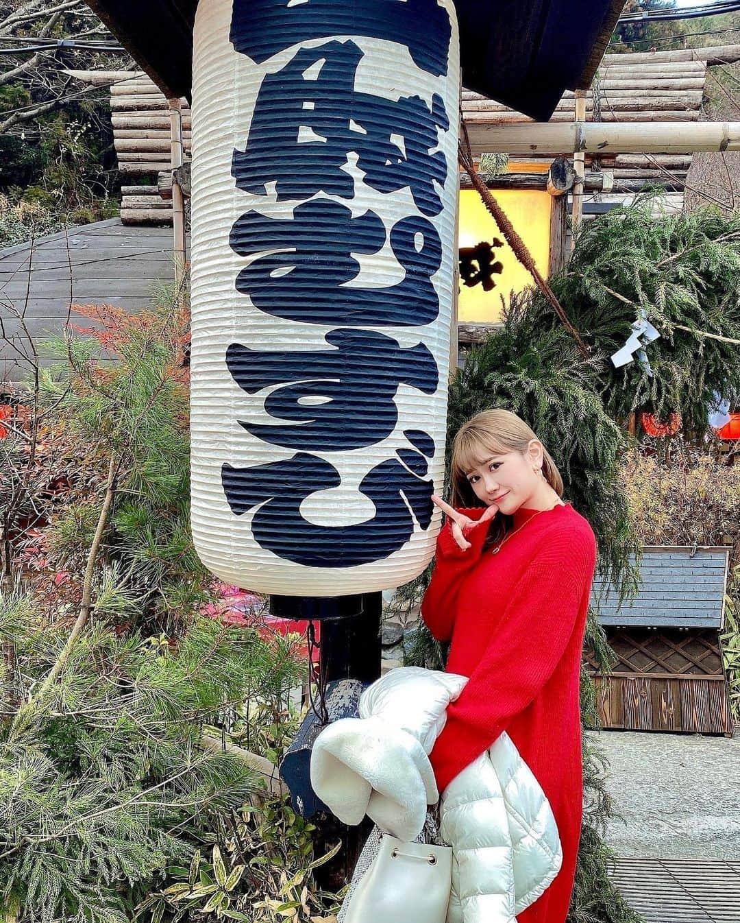 日向カンナさんのインスタグラム写真 - (日向カンナInstagram)「広島生まれの方や、広島に住んでるフォロワーさんが沢山いてくれてビックリです🤭✨✨  前回の投稿でのコメントやDMで、「尾道の方なんですね！」っと沢山メッセージをいただきました😊 が！私は広島の西の方なので、山口県の方が近いんですよ〜🤭尾道は観光で行きました✨  山口県と言えば，「山賊」ですよね♪山道に突然現れる、お祭りの様な風貌のお店👘🎋（1年前に行った時のの写真です♪）  そして、外のおこたに入りながら，山の音をや川の音を聞いてご飯を食べる。 なんとも、風情があってとても良いですよ〜☺️🍁冬でも暖房器具もあり、おすすめです。  ご飯は決まって、山賊焼き（鶏の炭火焼き）と山賊むすび🍙 おむすびはお顔サイズ！ 具は3種類も入ってて口に入りきらず、あわあわカンナです😂  皆さんのおすすめの各県のおすすめスポットがあれば教えてください🤗✨✨ 旅行に行きたくて、是非知りたいですっ♪  #広島 #山口観光 #山口グルメ #山口県 #山賊 #山賊焼き #自然 #山 #アウトドア #旅行記  #원스 #데일리패션  #소통 #데일리룩 #일상  #japanease #좋아요   #japaneasegirl  #instagood  #followme #japan #大人可愛い #大人女子 #ビジョビ  #インフルエンサー #ダンサー #タビジョ #笑顔が人を幸せにする #笑顔が一番  #ありがとう」2月25日 21時14分 - kanna_hinata