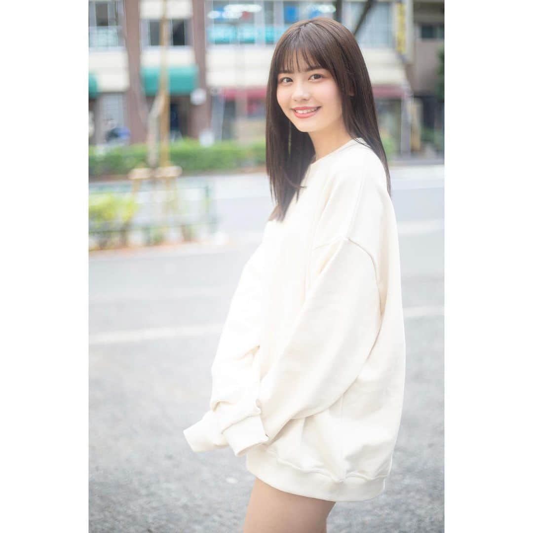 加藤愛梨さんのインスタグラム写真 - (加藤愛梨Instagram)「街中にいたおんなのこ  　　　  　  　  　　　  　  　  #ミディアムヘア #ミディアムヘアアレンジ #サラサラヘア  #ヘアメンテナンス  #サロンモデル東京  #サロモ  #サロモ撮影 #ナチュラルメイク  #艶メイク  #ヘアカラー  # #ヘアカラートレンド #ヘアスタイルミディアム #コスメ好きさんと繋がりたい  #コスメ好き  #トリートメントカラー  #selfie  #大学生  #大学生の日常  #美容好きな人と繋がりたい  #前髪カット  #前髪アレンジ  #パッツン前髪  #ぱっつん前髪  #作品撮り  #ヘア撮影  #ストレートヘア  #ストレートヘアー  #スウェットコーデ  #ぁぃりんこーで」2月25日 22時00分 - l_ovepear