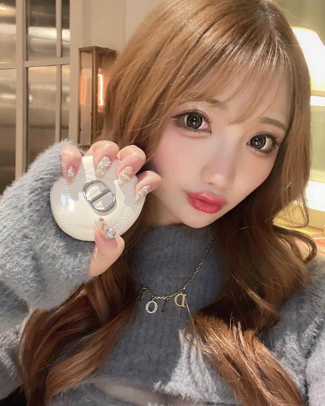 まゆぴちゅーさんのインスタグラム写真 - (まゆぴちゅーInstagram)「鬼かわDiorネイル💅💓  @yudia_totalbeauty さんで 初めてネイル行ってきた！！✨✨  待って？？え？？？  可愛すぎません？？🥲🥲💓💓💓  Diorパーツとキラキラで 最強可愛いネイルになりました🥺🥺💓💓 シャンパンピンクゴールドみたいな キラキラのベースの色もかわいい😭🧡  埋め尽くしも間開けて置いて宝石みたいに💎✨  足のネイルもホワイトパールみたいにして 親指にDiorのパーツ置いたよ🫶🏻✨  ここパーツもシールもブランド系とか たーっくさんあってすごかった🥹❤️❤️  ▶︎ @yudia_totalbeauty   ハンドネイルを担当してくれたのは @nail._azu さん💓  かんわいくしてくれてありがとうございます🙈💋 . . . #newnails #キラキラネイル #diorネイル #diorパーツ #diornails #うめつくしネイル #宝石ネイル #チェーンネイル #Vカット #vカットストーン」2月25日 22時15分 - mayu_03pichu