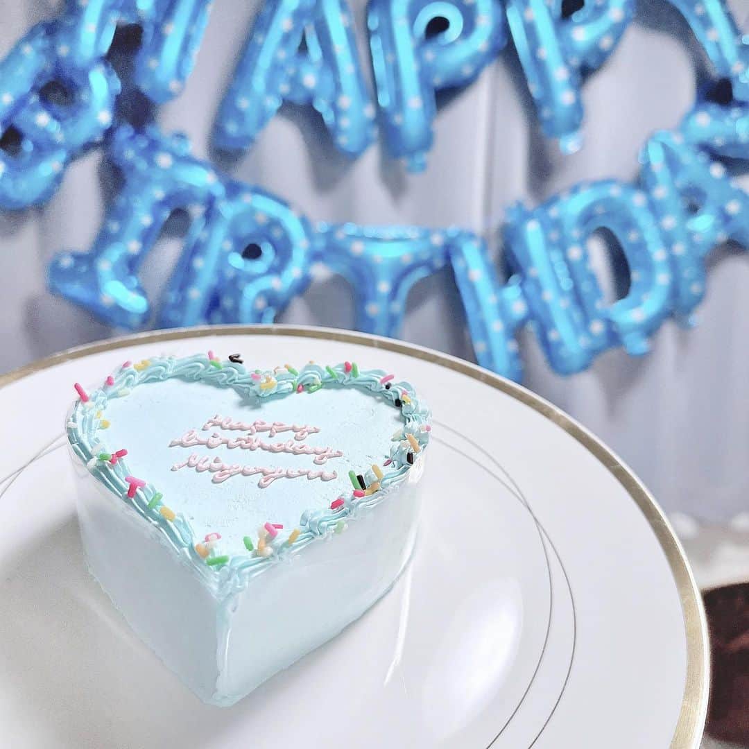 葉月沙耶さんのインスタグラム写真 - (葉月沙耶Instagram)「🎂 𓂃 𓈒𓏸◌‬  この間のみゆゆんお誕生日お祝いした日のケーキ‪‪⸝⸝⸝♡︎  前にクリスマスでオーダーした @cakeshop.jp さんで注文したよ‪‪❤︎‬  好きな形とか色とかデザインに出来るから世界に１個だけのケーキが作れるの🪄🎀  3枚目に今回のオーダー表載せたよ＾＾こんなかんじ‪‪❤︎‬  愛たっぷりケーキ⸝⸝⸝♡︎ ハピバ‪‪❤︎‬ @miyuyun__hs ‪🫶🏻  #オーダーケーキ #cakeshop #ハートケーキ #誕生日ケーキ #誕生日プレート #誕生日 #誕生日サプライズ #🎂 #🎂🎉」2月25日 22時17分 - sayapon_310
