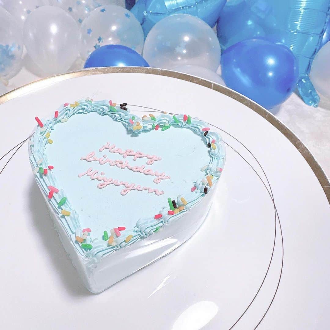 葉月沙耶さんのインスタグラム写真 - (葉月沙耶Instagram)「🎂 𓂃 𓈒𓏸◌‬  この間のみゆゆんお誕生日お祝いした日のケーキ‪‪⸝⸝⸝♡︎  前にクリスマスでオーダーした @cakeshop.jp さんで注文したよ‪‪❤︎‬  好きな形とか色とかデザインに出来るから世界に１個だけのケーキが作れるの🪄🎀  3枚目に今回のオーダー表載せたよ＾＾こんなかんじ‪‪❤︎‬  愛たっぷりケーキ⸝⸝⸝♡︎ ハピバ‪‪❤︎‬ @miyuyun__hs ‪🫶🏻  #オーダーケーキ #cakeshop #ハートケーキ #誕生日ケーキ #誕生日プレート #誕生日 #誕生日サプライズ #🎂 #🎂🎉」2月25日 22時17分 - sayapon_310