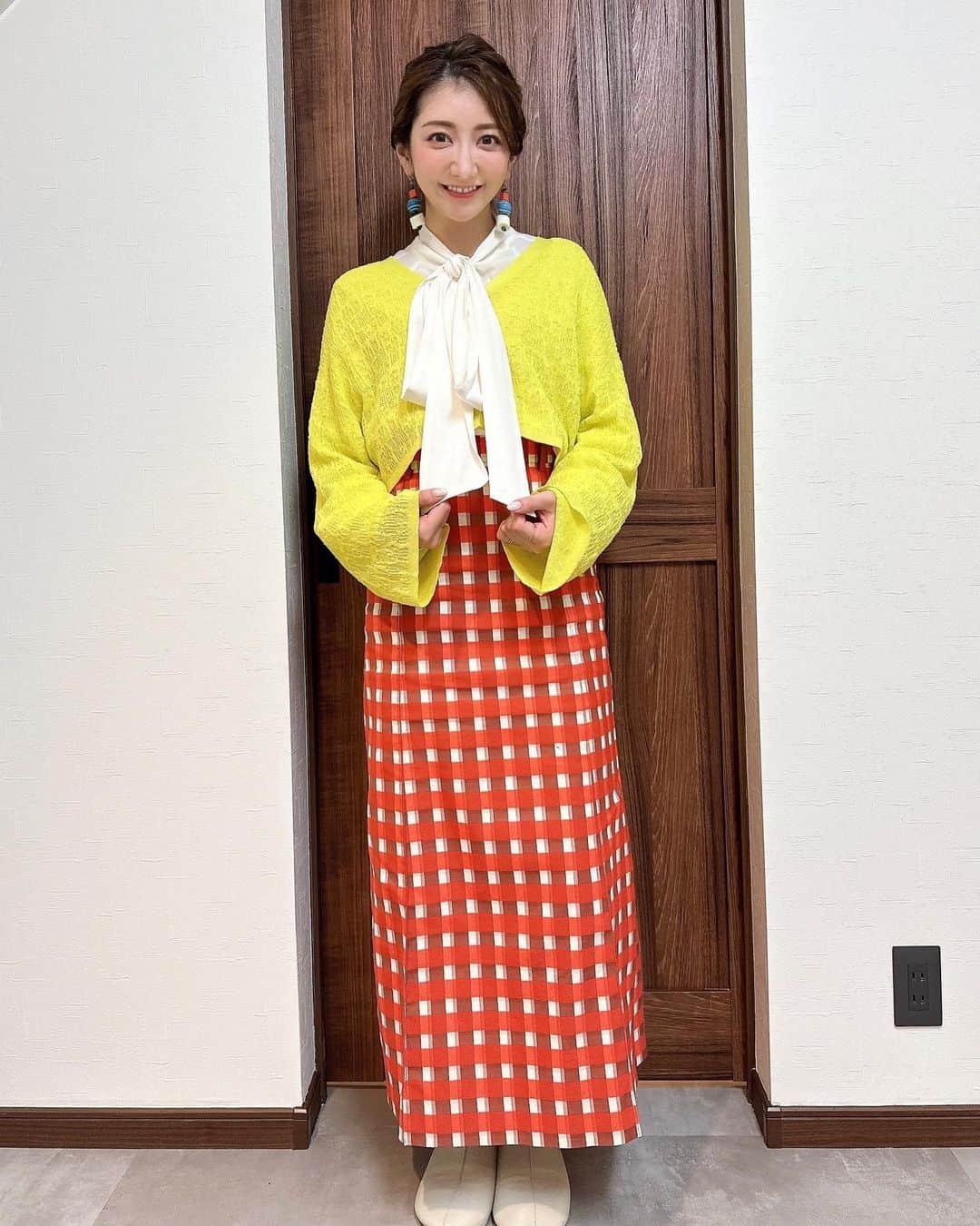 坂本麻子さんのインスタグラム写真 - (坂本麻子Instagram)「. 本日も #日本全国なんでも甲子園 🌞 ご覧頂きありがとうございました〜！！ 今日からの衣装はこんな感じ〜💛 遊びたっぷりな感じで可愛いすぎました♪ . 3月は皆様、絶対見ててくれると 嬉しいです🥹🙏✨ . cardigan : @solace___official  blouse : @milaowen_official  skirt : @lecielbleu_official  socks : @tricote_official  accessories : @missoni  スタイリスト👗 @saki_kato413 さん🤍 収録終わりで足がクリームパンだぁ、、 . #tricote_official#BSよしもと #衣装#吉本フリーアナウンサー#坂本麻子」2月25日 22時18分 - sakamoto_asako