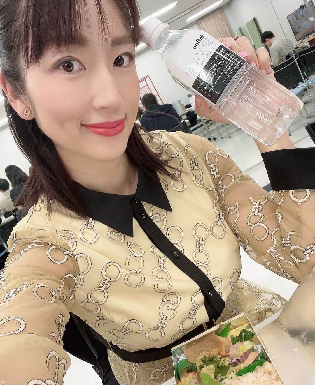 庄司ゆうこさんのインスタグラム写真 - (庄司ゆうこInstagram)「今日はある番組の収録で砧スタジオへ行ってきました☺️ 砧スタジオは私が芸能活動している頃、何度か行っていたので凄く懐かしかった🥺 ワンピースは @grace_continental.div グレイスコンチネンタルのだよー✨ ブレスレットとイアリングは @dior  お気に入りアイテムです🌟 #砧スタジオ#東京メディアシティ #収録#ワンピース#グレイスコンチネンタル#ブレスレット#イアリング#dior」2月25日 22時59分 - yuko.shoji