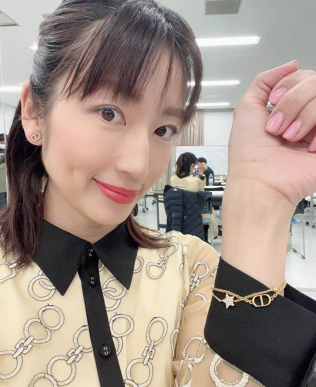 庄司ゆうこさんのインスタグラム写真 - (庄司ゆうこInstagram)「今日はある番組の収録で砧スタジオへ行ってきました☺️ 砧スタジオは私が芸能活動している頃、何度か行っていたので凄く懐かしかった🥺 ワンピースは @grace_continental.div グレイスコンチネンタルのだよー✨ ブレスレットとイアリングは @dior  お気に入りアイテムです🌟 #砧スタジオ#東京メディアシティ #収録#ワンピース#グレイスコンチネンタル#ブレスレット#イアリング#dior」2月25日 22時59分 - yuko.shoji