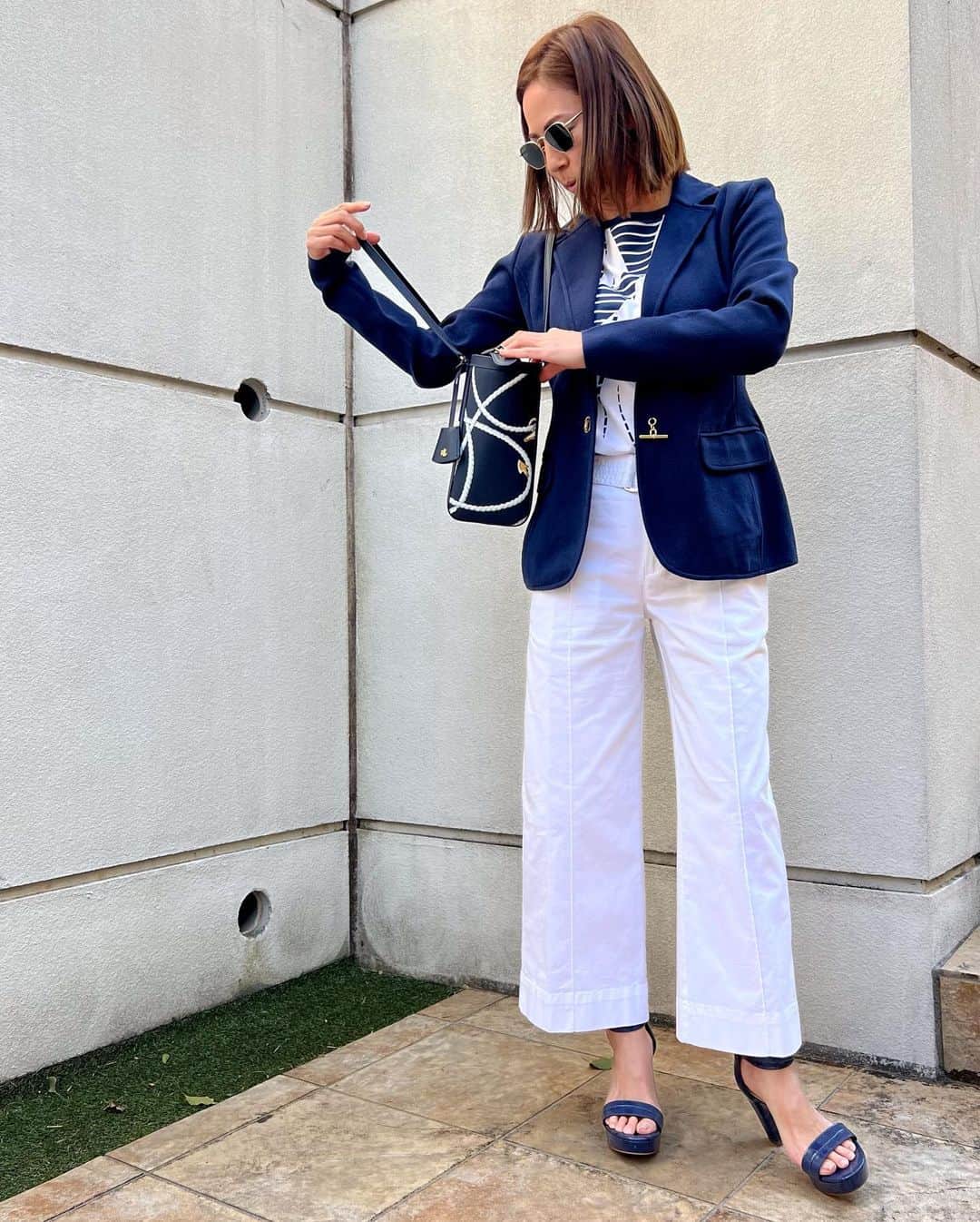 HARUKO（真木明子）さんのインスタグラム写真 - (HARUKO（真木明子）Instagram)「「コットンブレンドブレザー」  カーディガン以上、ジャケット未満。  久々にブレザー欲がわきました。  紺ブレ時代を高校時代に味わった私は、 紺のブレザーは永遠のキュンアイテム。  しかし、 何かあったらこれを着ればいいという ヤケクソのジャケットは、 たった1枚しかありません。 （虎の子の一枚はバナリパ）  昨今のファッション状況を見ても 自分のライフスタイルを考えても かっちりしたジャケットよりも、 リラックスしたブレザーを持っていた方が 登場回数も増え良いのではと、 このブレザーを見て思いました😊  ワードローブにこのブレザーを入れるか入れないかは 今後の人生において 影響を及ぼすほど もしかしたら良い品かもしれません。  自宅で手洗いできるブレザー。 カーディガンのようなブレザー。 カーディガン感覚で着れるブレザーです。  ローレンらしさを感じながら 人と被ることもない素敵なジャケット。  前後にプリンセスラインが入っているので 体のラインをすっきりと見せてくれ トグル留めのゴールドカラー1色が、 まるで大きなダイヤモンドのように エレガントさを引き立ててくれています。  ストレートフィットの腰下丈なので、 体型を気にせず、お腹周り、お尻周りを カバーしながら安心感を持って着用できます。  かっちりが苦手な方、 いつもリラックスしたい方、 ジャケットを持っていない方、 ここ１番のジャケットを持っていない方 ジャケットの伸びない感じが好きではない方 ジャケットって重いのよねという方 見た目も重いのよねという方 （全部私だ）  この様なジャケットは、 いざ手に入れようとしても 結局セレクトショップに行くしかない。 でも、その時にこの美しいラインとストレッチが効いた楽チンなブレザーなど 到底探すのは困難です。  今でしょ。  としか言いようがありません。  ジュエリーを買ってもらうより、 こちらのジャケットを おねだりしてみようと思います。  月曜日誕生日だから😍  #laurenralphlauren  #qvcジャパン」2月25日 23時25分 - haruko227