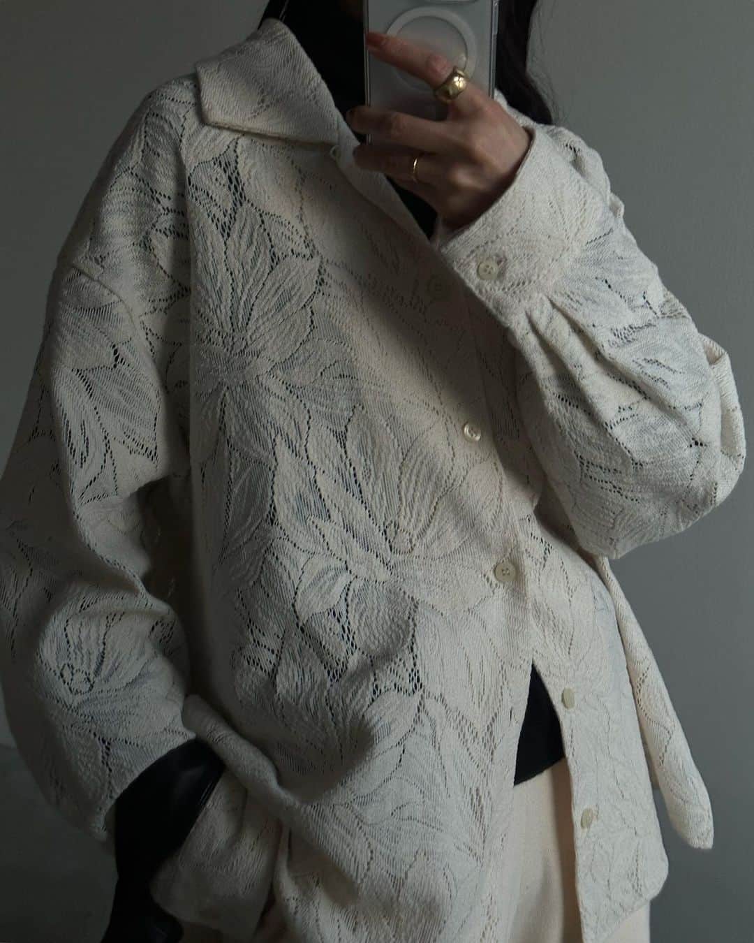 松本恵奈さんのインスタグラム写真 - (松本恵奈Instagram)「二月最後の新作は繊細で綺麗なコットンレースのセットアップ。  オーガニックコットンを使用し、カーテンレースのような特殊な織りの生地で作ったシャツ。 ゆったりとした開襟シャツで脇のスリットが程よいラフ感を出してくれます。カジュアルなレース素材なので、軽い羽織としても長く着用できるアイテムです。 まだ寒いですが少しずつ春の雰囲気がより感じれるアイテムが増えてきましたね♡ こちらのコットンレースシリーズはシャツの他に、パンツとワンピースもあるがで是非お楽しみに！ #clane #新作」2月26日 1時49分 - ena1123