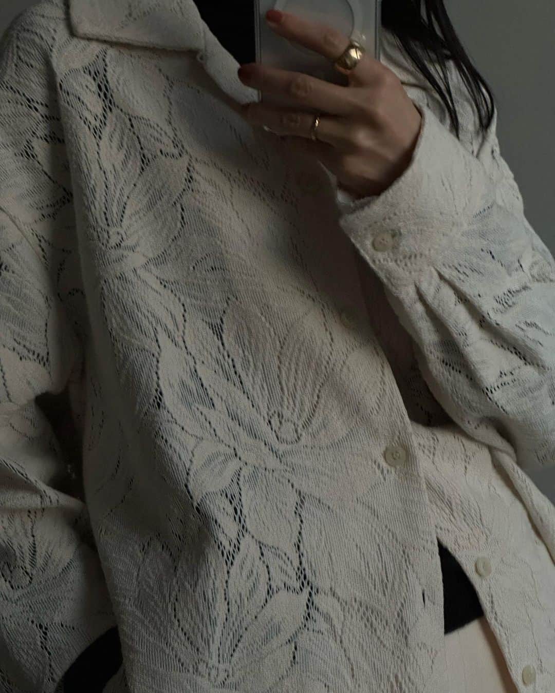 松本恵奈さんのインスタグラム写真 - (松本恵奈Instagram)「二月最後の新作は繊細で綺麗なコットンレースのセットアップ。  オーガニックコットンを使用し、カーテンレースのような特殊な織りの生地で作ったシャツ。 ゆったりとした開襟シャツで脇のスリットが程よいラフ感を出してくれます。カジュアルなレース素材なので、軽い羽織としても長く着用できるアイテムです。 まだ寒いですが少しずつ春の雰囲気がより感じれるアイテムが増えてきましたね♡ こちらのコットンレースシリーズはシャツの他に、パンツとワンピースもあるがで是非お楽しみに！ #clane #新作」2月26日 1時49分 - ena1123