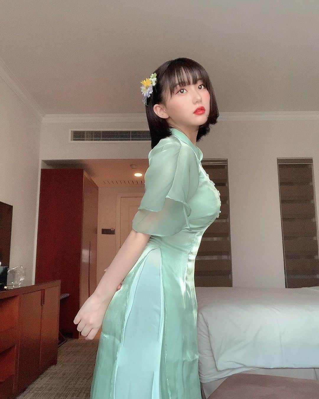 田中美久さんのインスタグラム写真 - (田中美久Instagram)「aosai👗🇻🇳✨✨✈️ 似合ってますか？？  #aosai #HồChíMinh #hochiminh #vietnam  #ホーチミン #ベトナム　#hotel」2月26日 10時39分 - mikumonmon_48