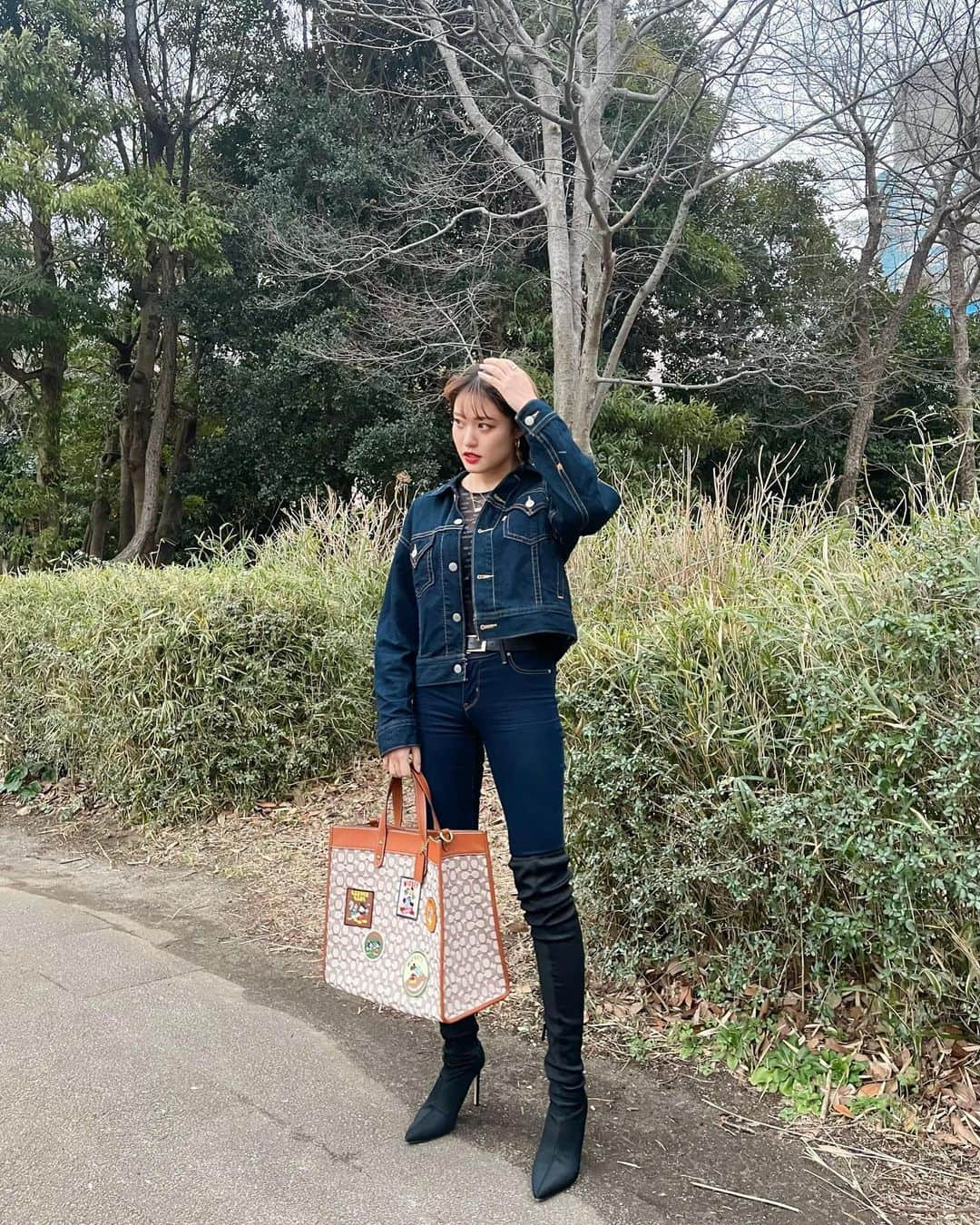 王林さんのインスタグラム写真 - (王林Instagram)「こんなにかわいくて地球環境に配慮したbagなの🥹🤍 ミッキー達がみんなお花とか野菜作ってたりしてて平和で幸🍏🌈  #CoachJapan #CoachNY #DisneyxCoach #ShareTheWonder #Disney100 #sdgs  #サスティナブル」2月26日 11時39分 - ourin_ringoooo