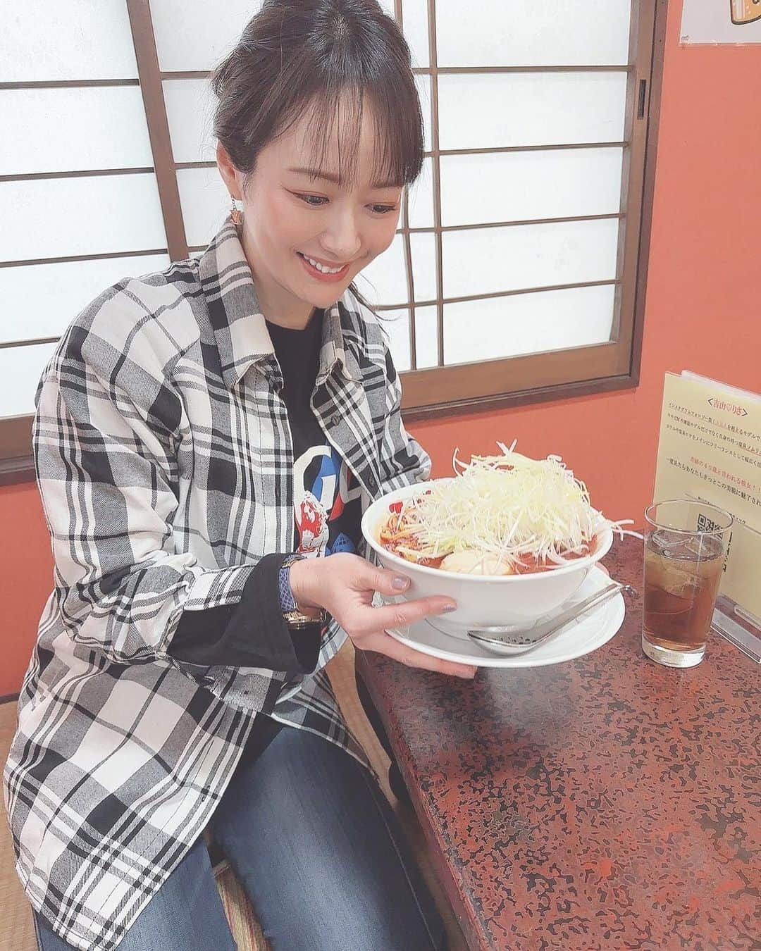 吉山りささんのインスタグラム写真 - (吉山りさInstagram)「🍜 器ごと食べそうな私😂💕  千葉県勝浦の『てっぱつ屋佐野店さん🍜』  多い時は週3🍜🍜🍜 往復3時間近くかけて通ってた😂  今回はネギ増し➕辛めの恋め💕（濃い）  そしてそして かずちゃん、やっちゃん店長 天使ちゃん2人👶🏻💕👶🏻本当に本当におめでとう💙💙  16年後はてっぱつ屋ツインヅ店に変更してね😎  食べた帰り道は幸せいっぱい☺️❣️  家に着くと てっぱつ勝タンがもう恋しいの🍜（笑）  @teppatuya  #カツタン  #勝浦タンタンメン  #勝浦タンタンメンてっぱつ屋  #船団  #勝浦タンタン麺  #つけ麺 #辛め  #辛口 #濃いめ  #中毒性あり 😎 #ネギ  #メンマ #味たま もうなんなんだってくらい美味しいのだ😍  #ラーメン  #ラーメン女子  #らーめん  #らーめん大好き  #千葉グルメ  #勝浦  #勝浦グルメ  #千葉大好き    #幸せラーメン  #お持ち帰り #通販  #千葉    #吉山りさ ですか？はい」2月26日 12時06分 - oreorerisa